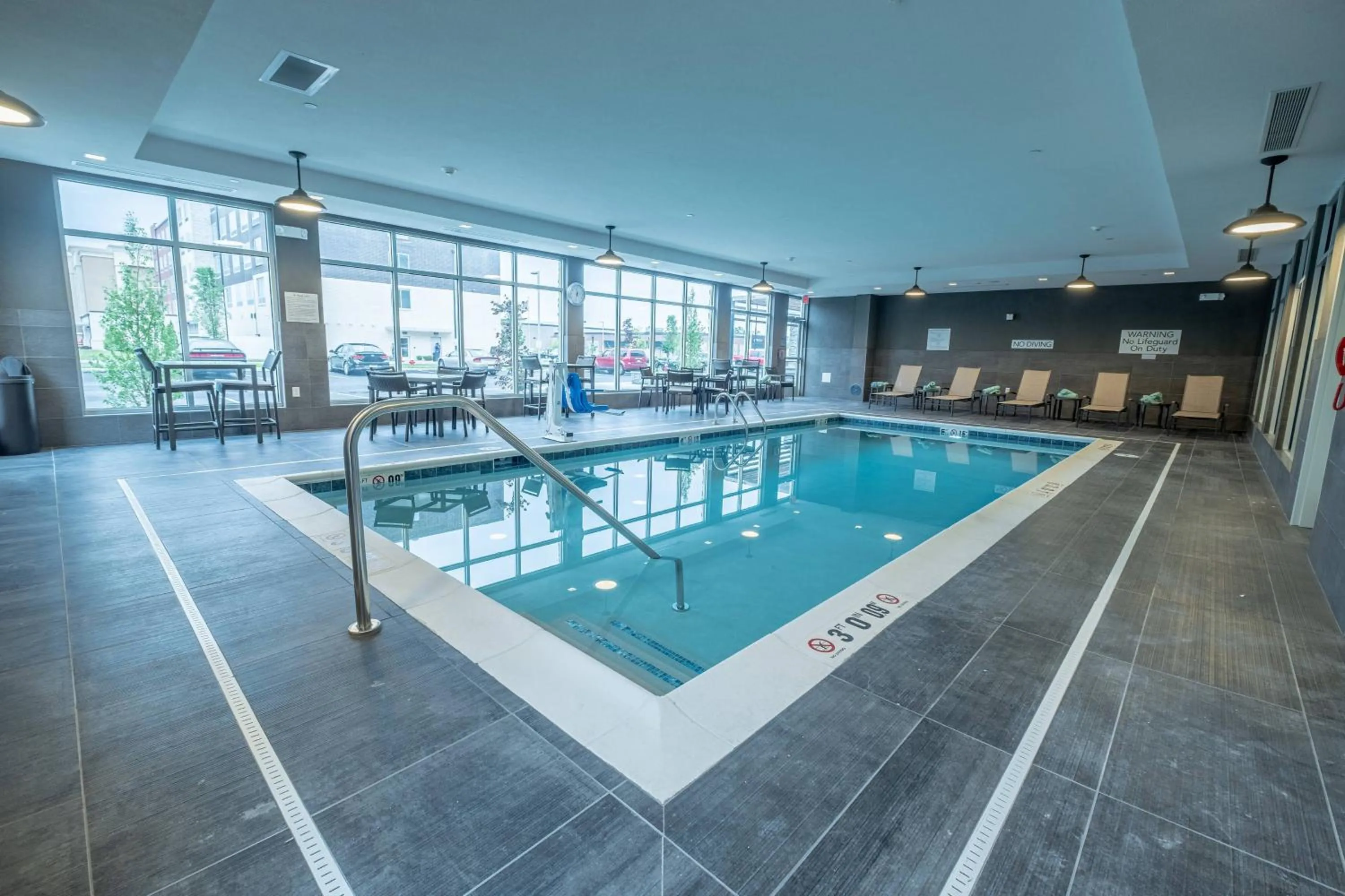 Swimming pool in Courtyard by Marriott Toledo West