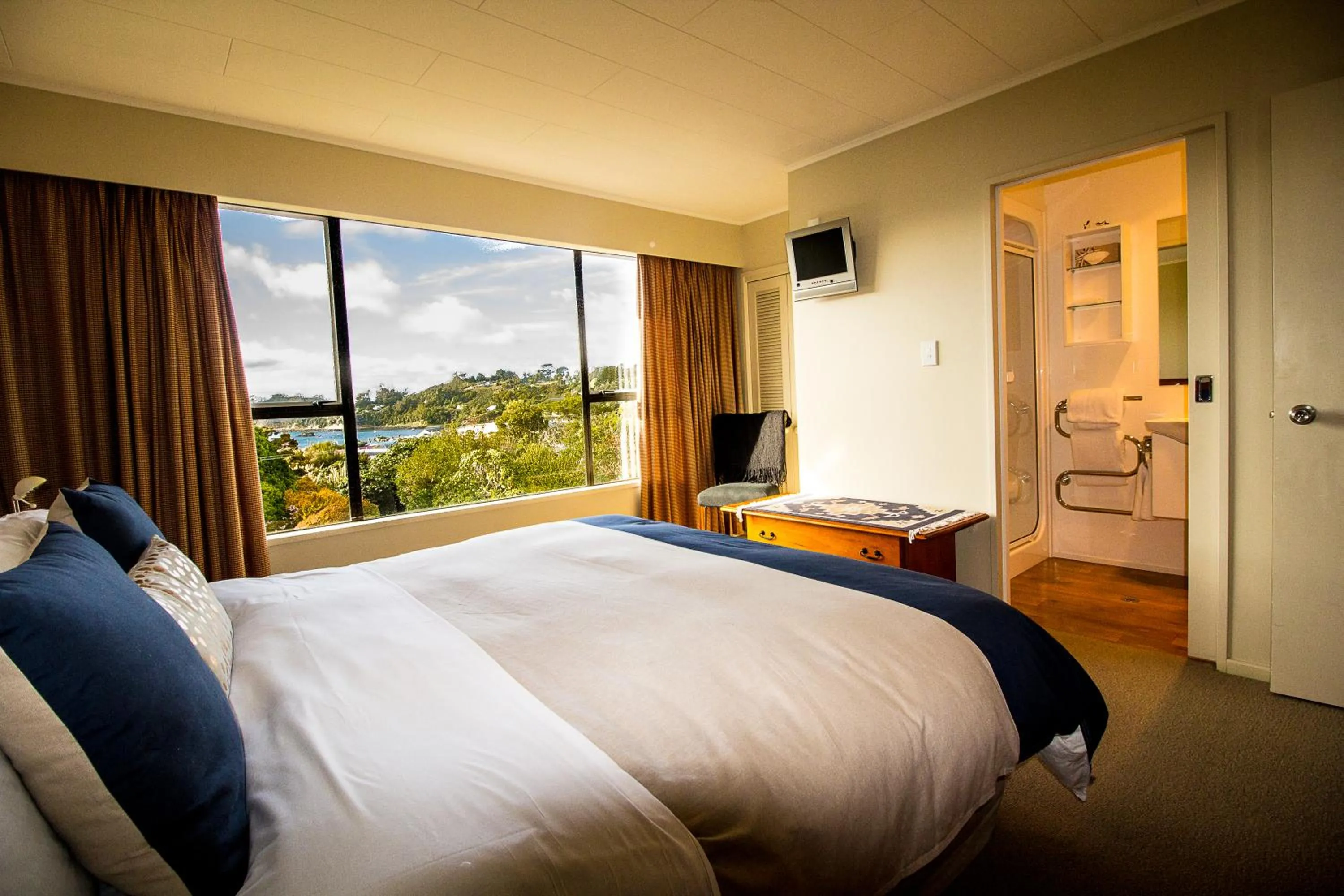 Photo of the whole room, Bed in Kowhai Lane Lodge