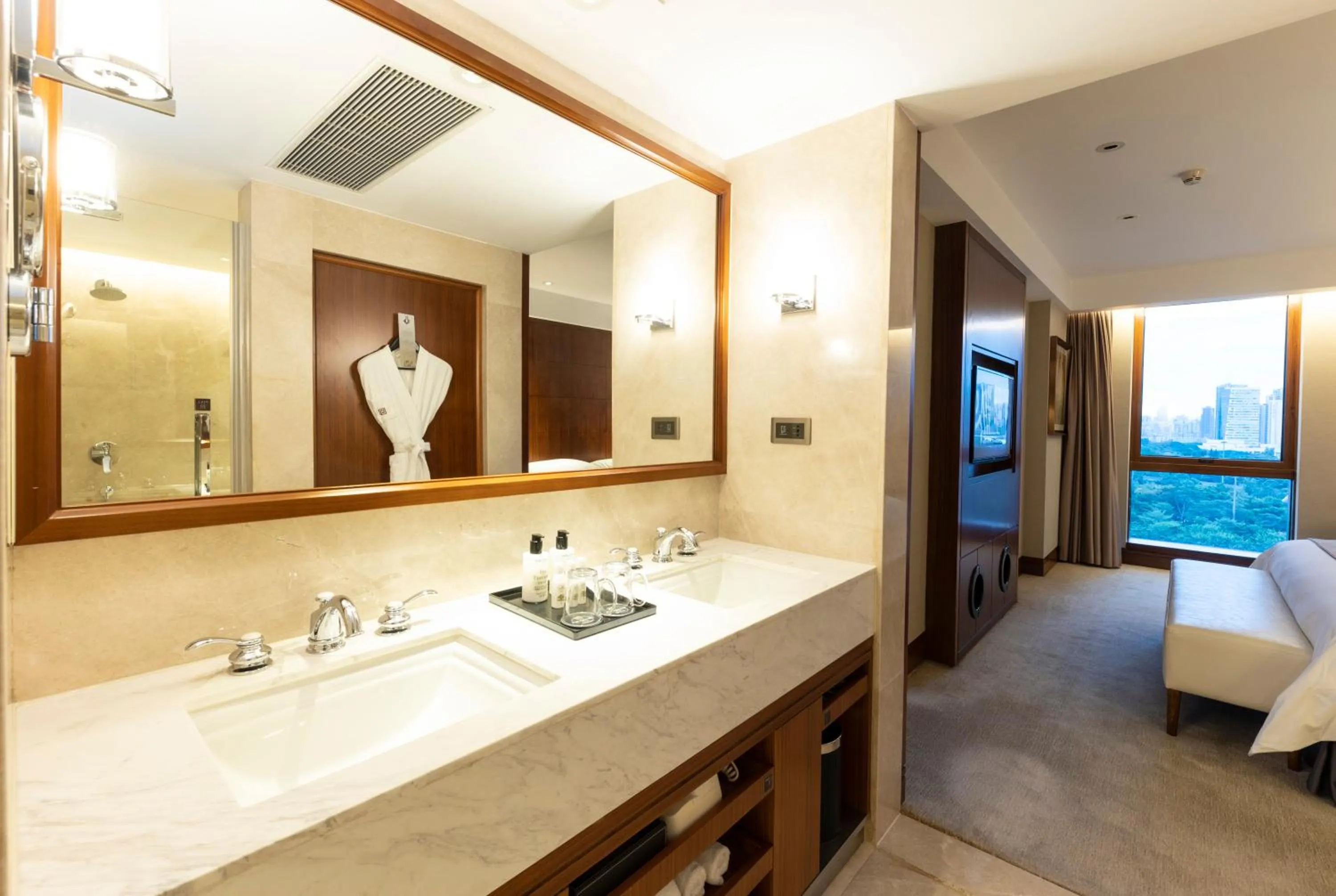 Bathroom, Bed in Shenzhen Nanshan L'Hermitage