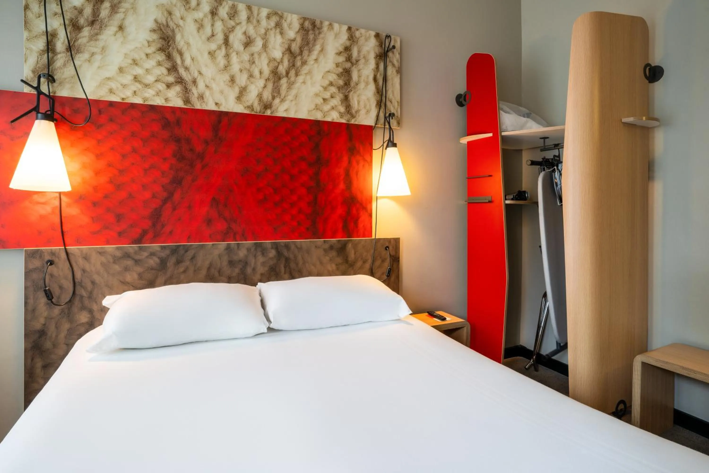 Bed in ibis Edinburgh Centre Royal Mile – Hunter Square