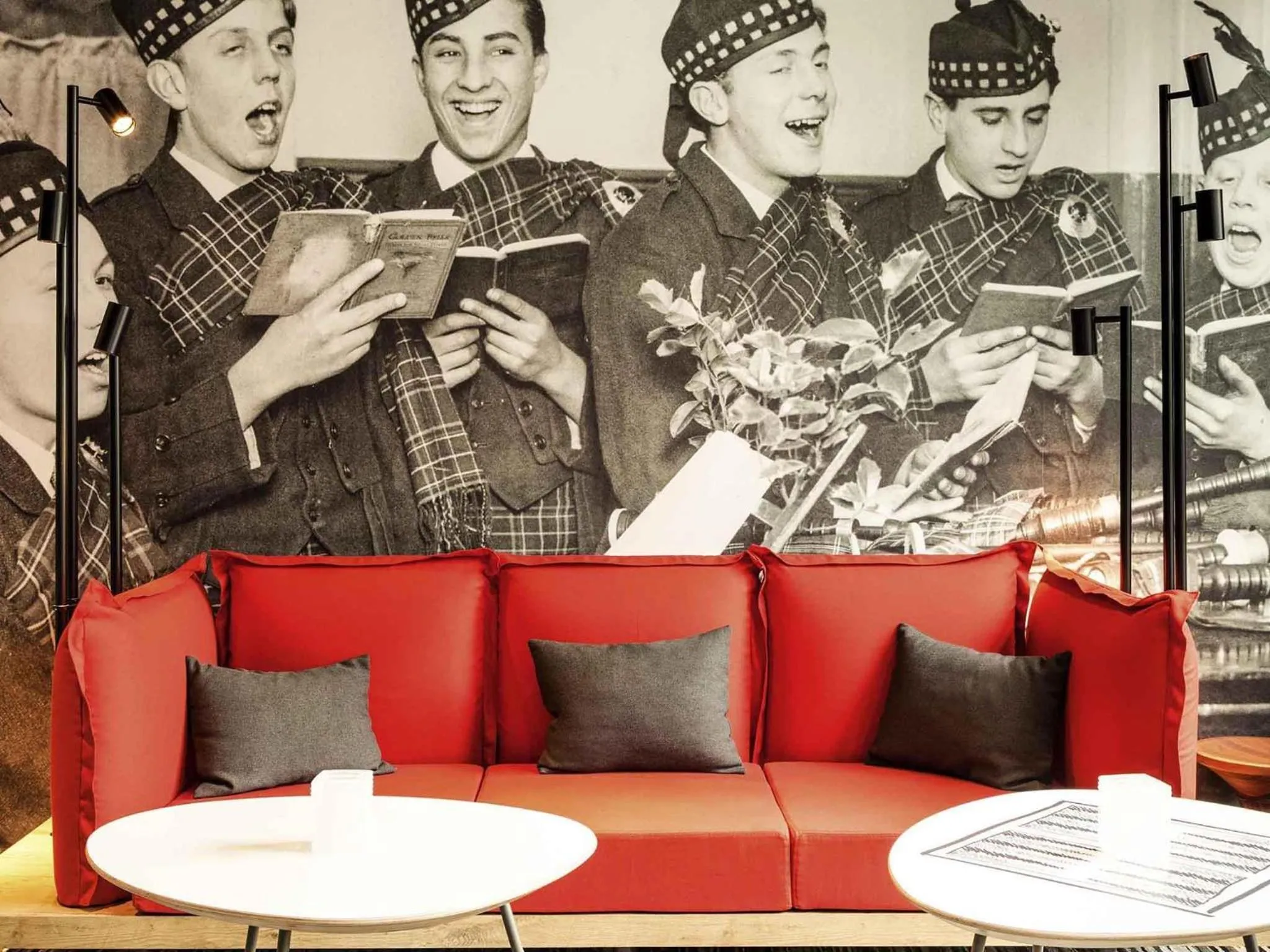 Lounge or bar in ibis Edinburgh Centre Royal Mile