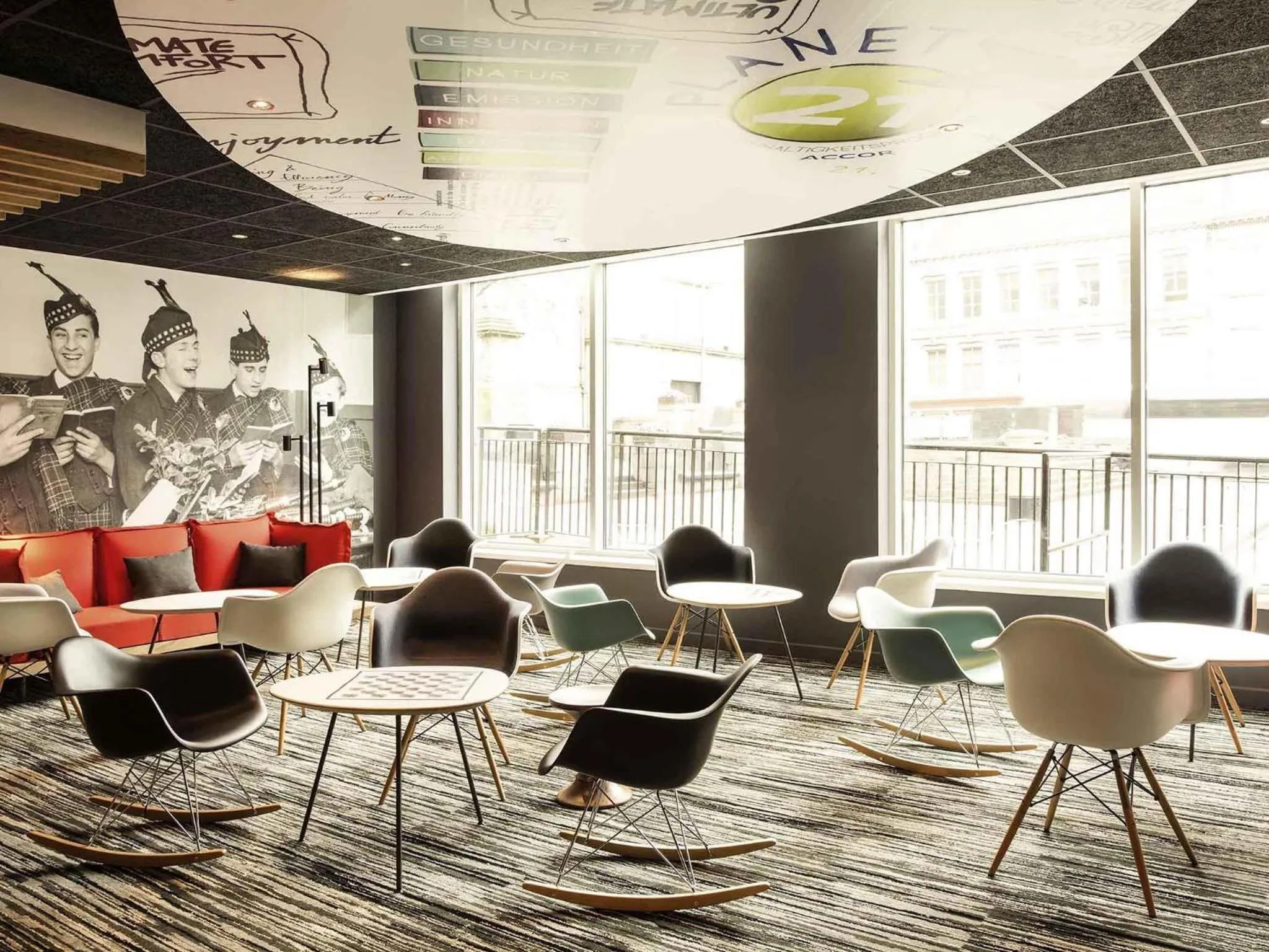 Lounge or bar in ibis Edinburgh Centre Royal Mile