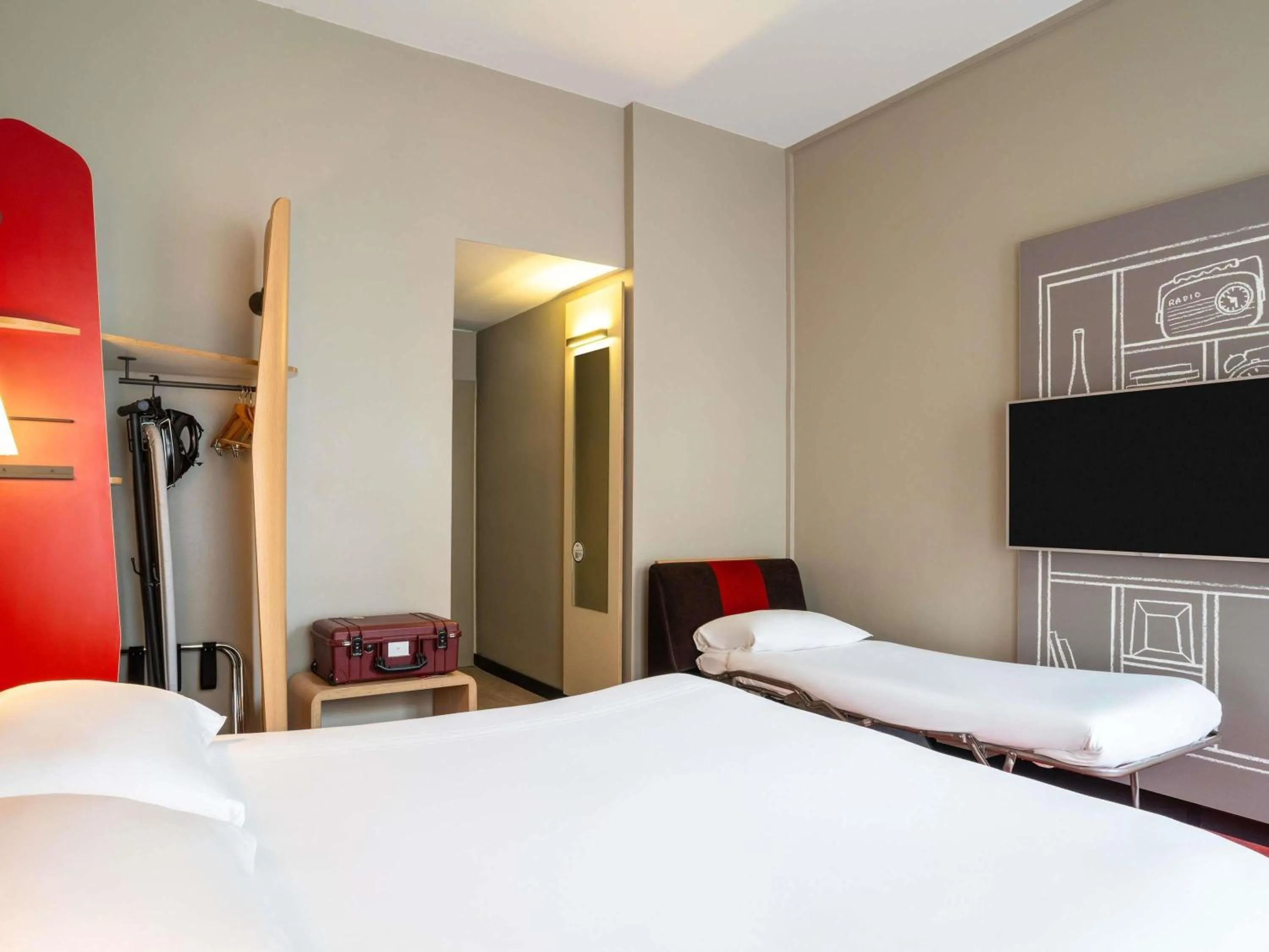 Bedroom, Bed in ibis Edinburgh Centre Royal Mile – Hunter Square