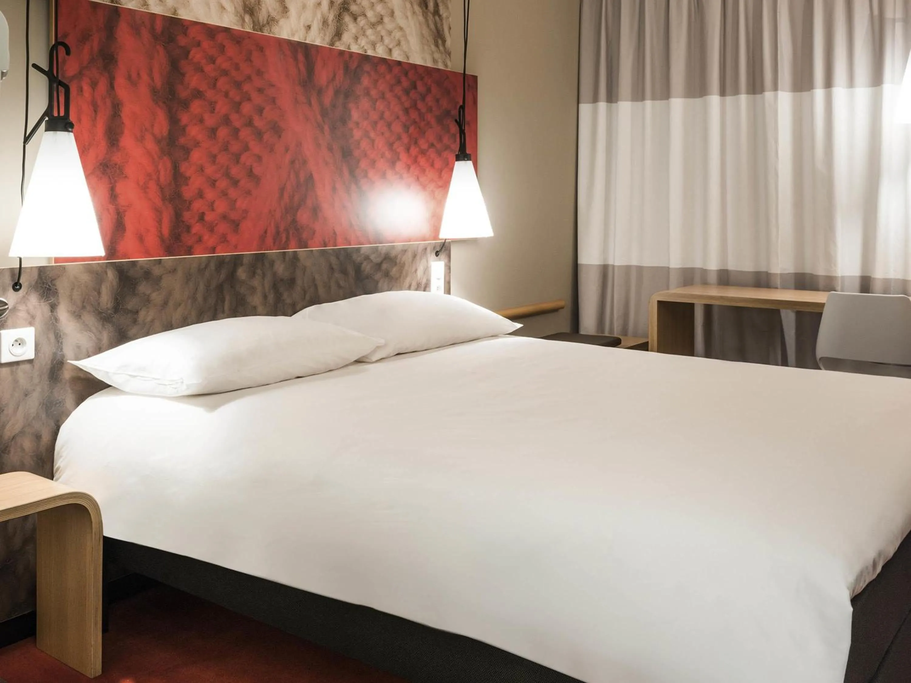 Bedroom, Bed in ibis Edinburgh Centre Royal Mile – Hunter Square