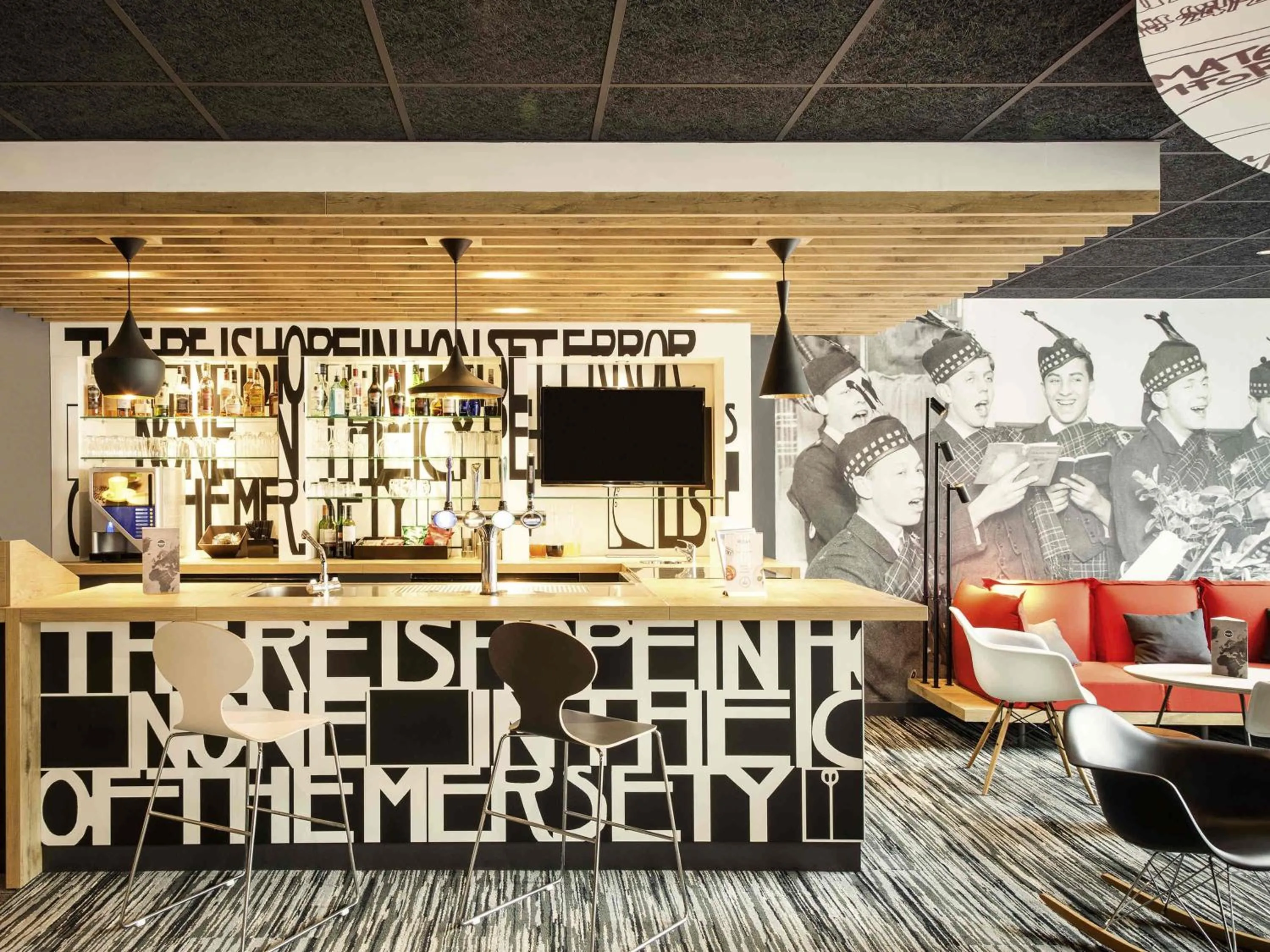 Lounge or bar in ibis Edinburgh Centre Royal Mile