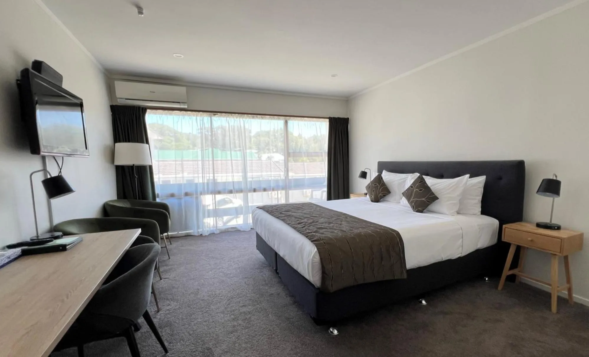 Bed in Alpers Lodge & Conference Centre