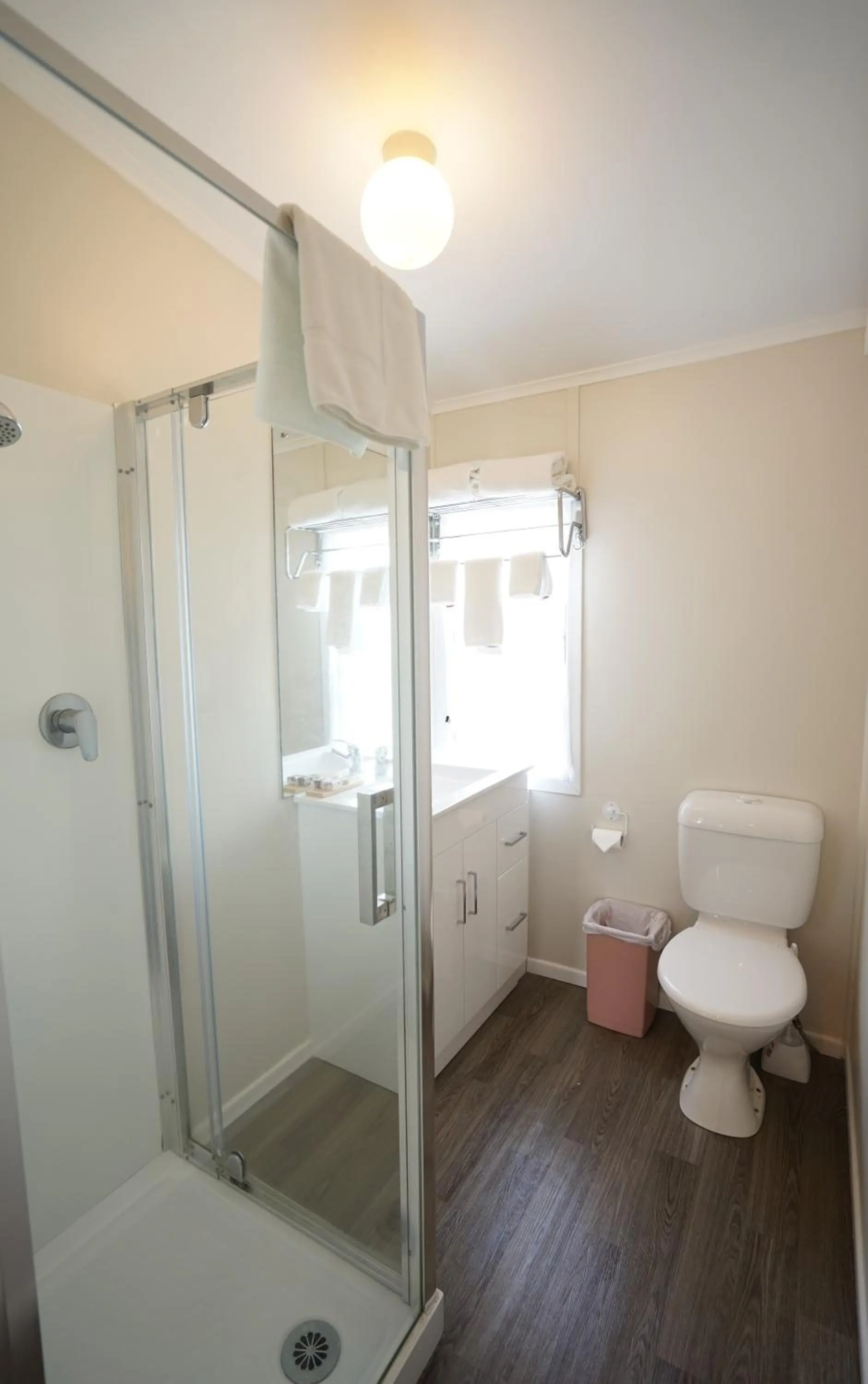 Bathroom in Alpers Lodge & Conference Centre