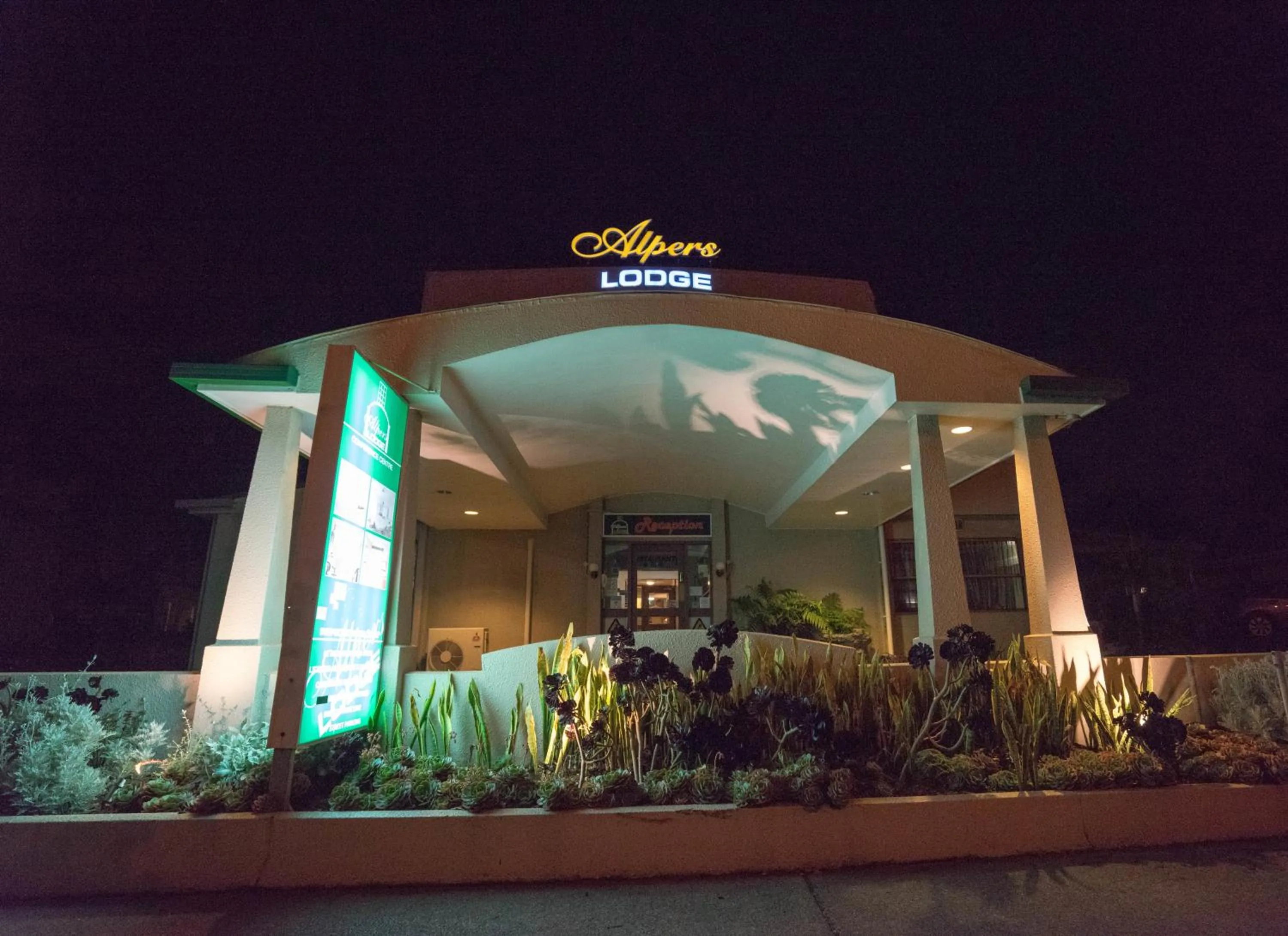 Facade/entrance in Alpers Lodge & Conference Centre