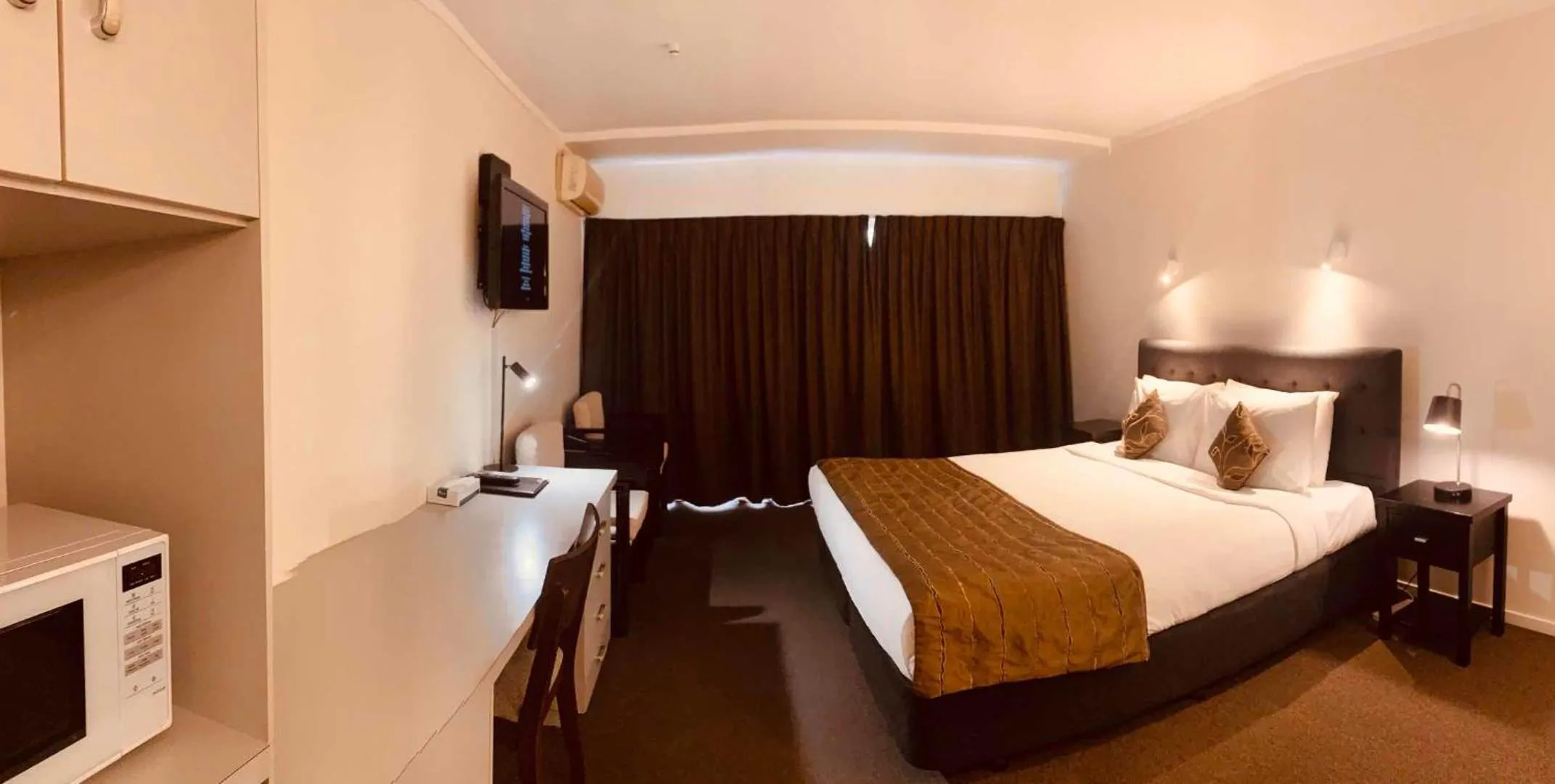 Bed in Alpers Lodge & Conference Centre