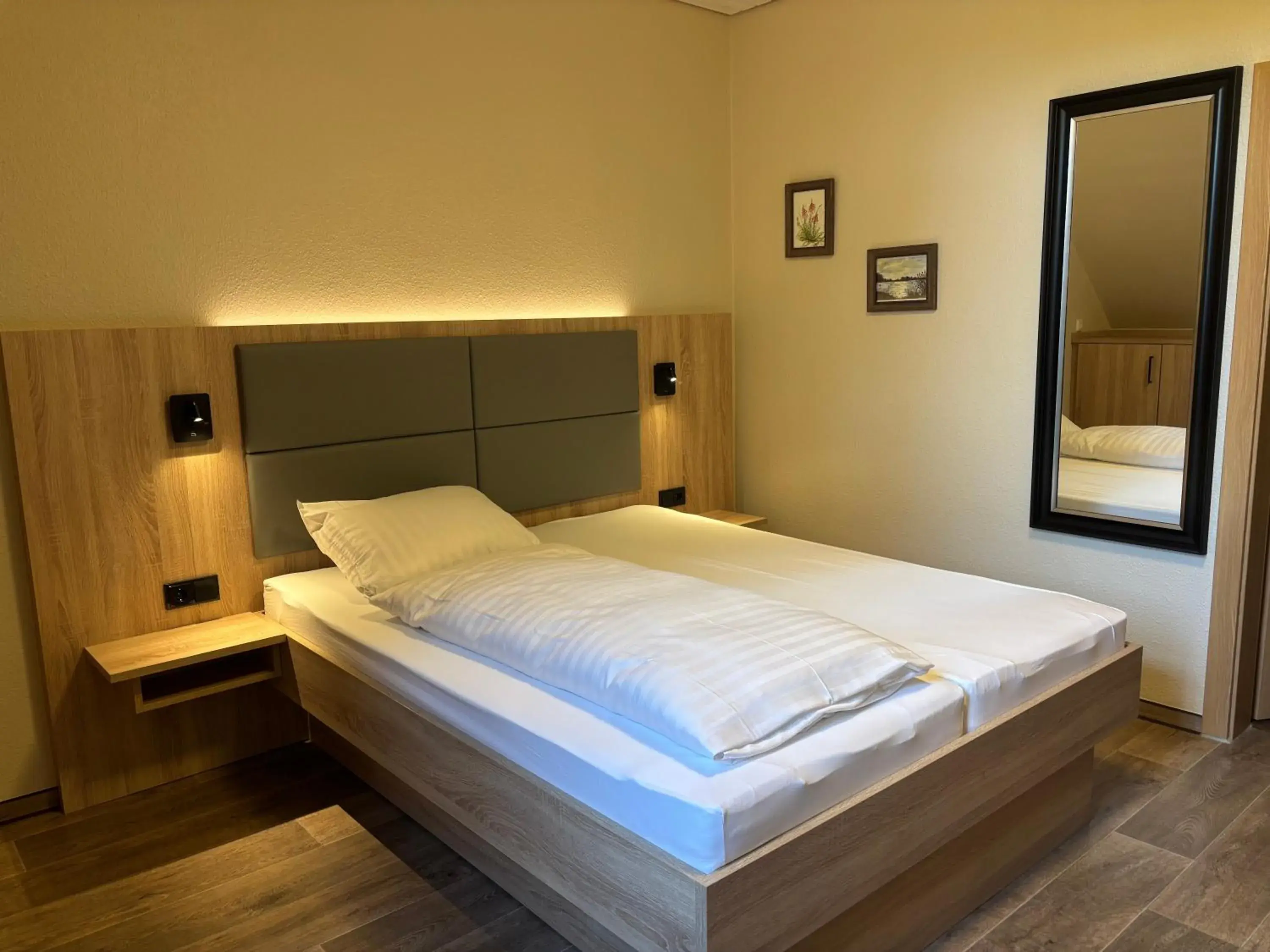 Double Room with Private Bathroom - single occupancy in Heitmann`s Gasthof Double Room with Private Bathroom - single occupancy in Heitmann`s Gasthof