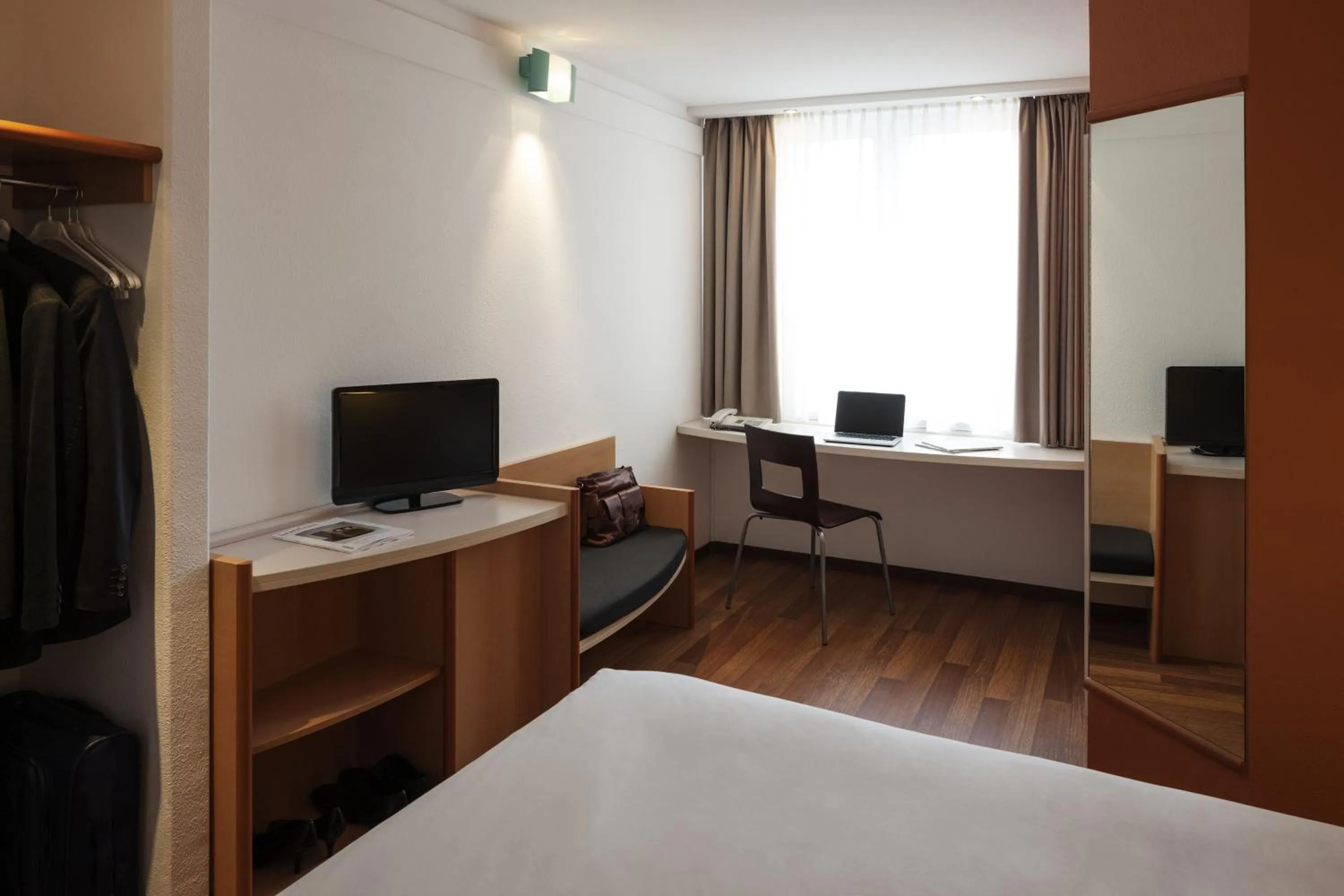 Photo of the whole room, Bed in ibis Nürnberg Hauptbahnhof