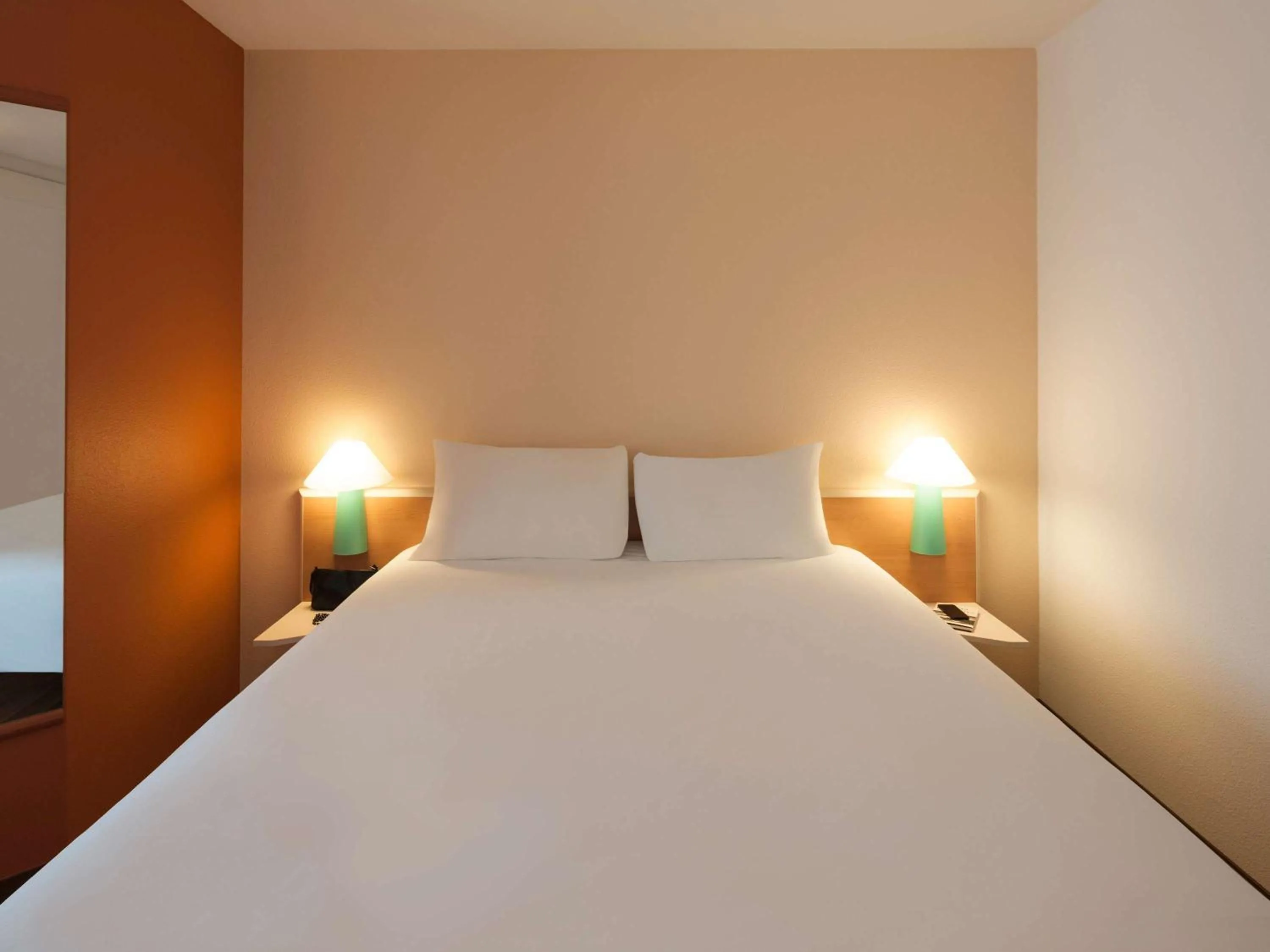 Bedroom, Bed in ibis Nürnberg Hauptbahnhof