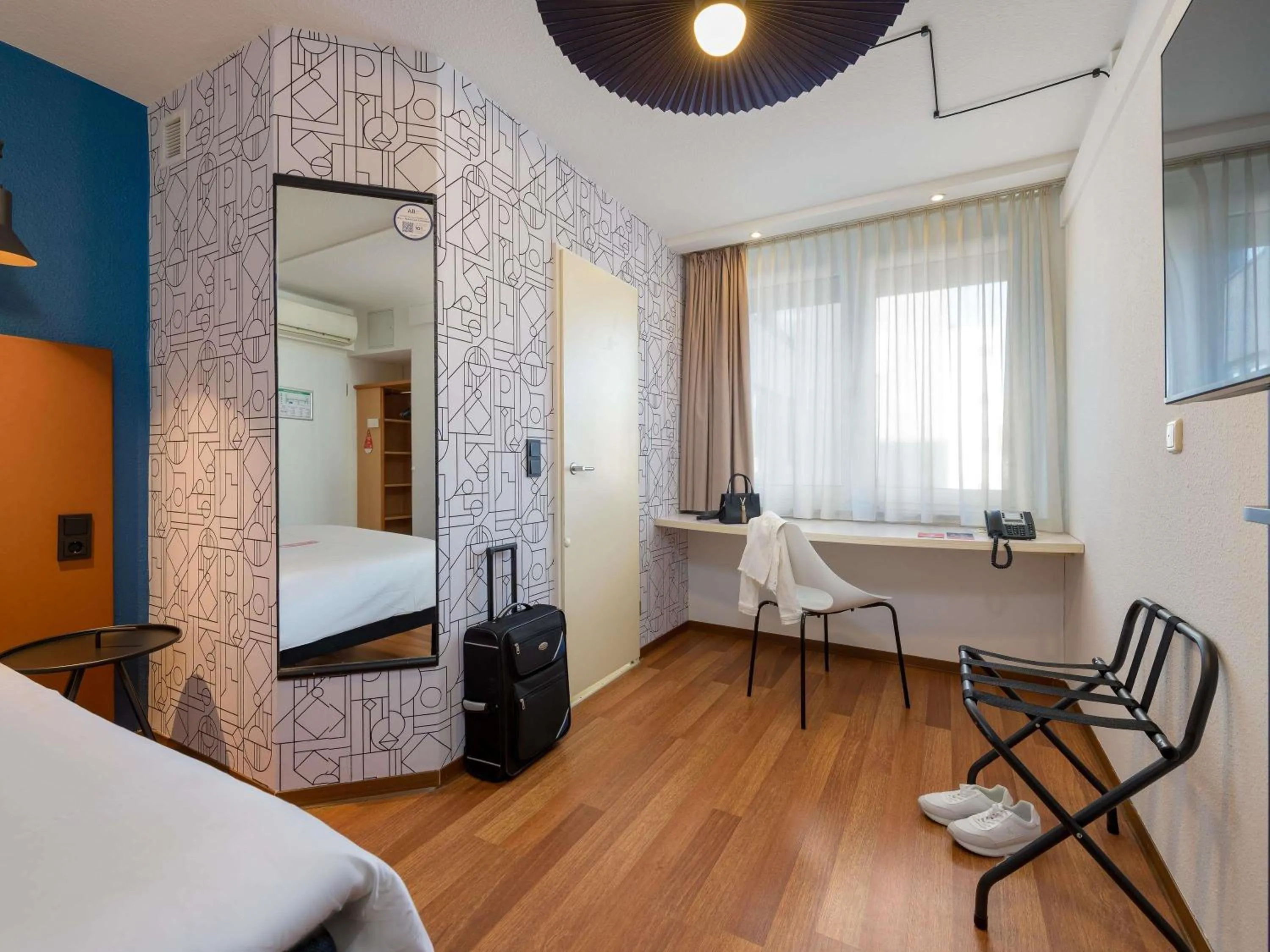 Photo of the whole room, Bed in ibis Nürnberg Hauptbahnhof