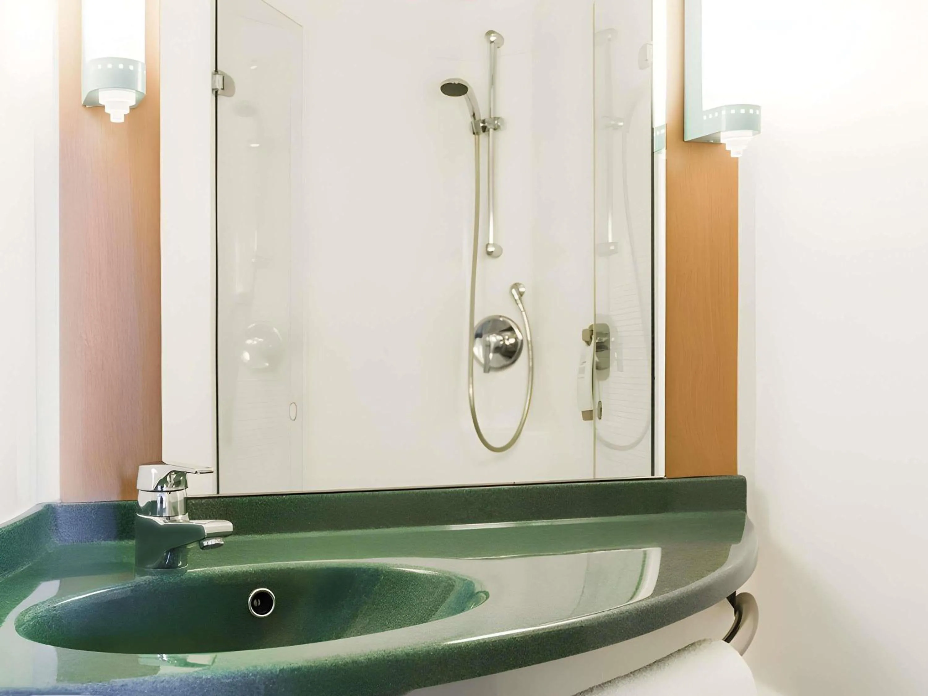 Bedroom in ibis Liverpool Centre Albert Dock – Liverpool One