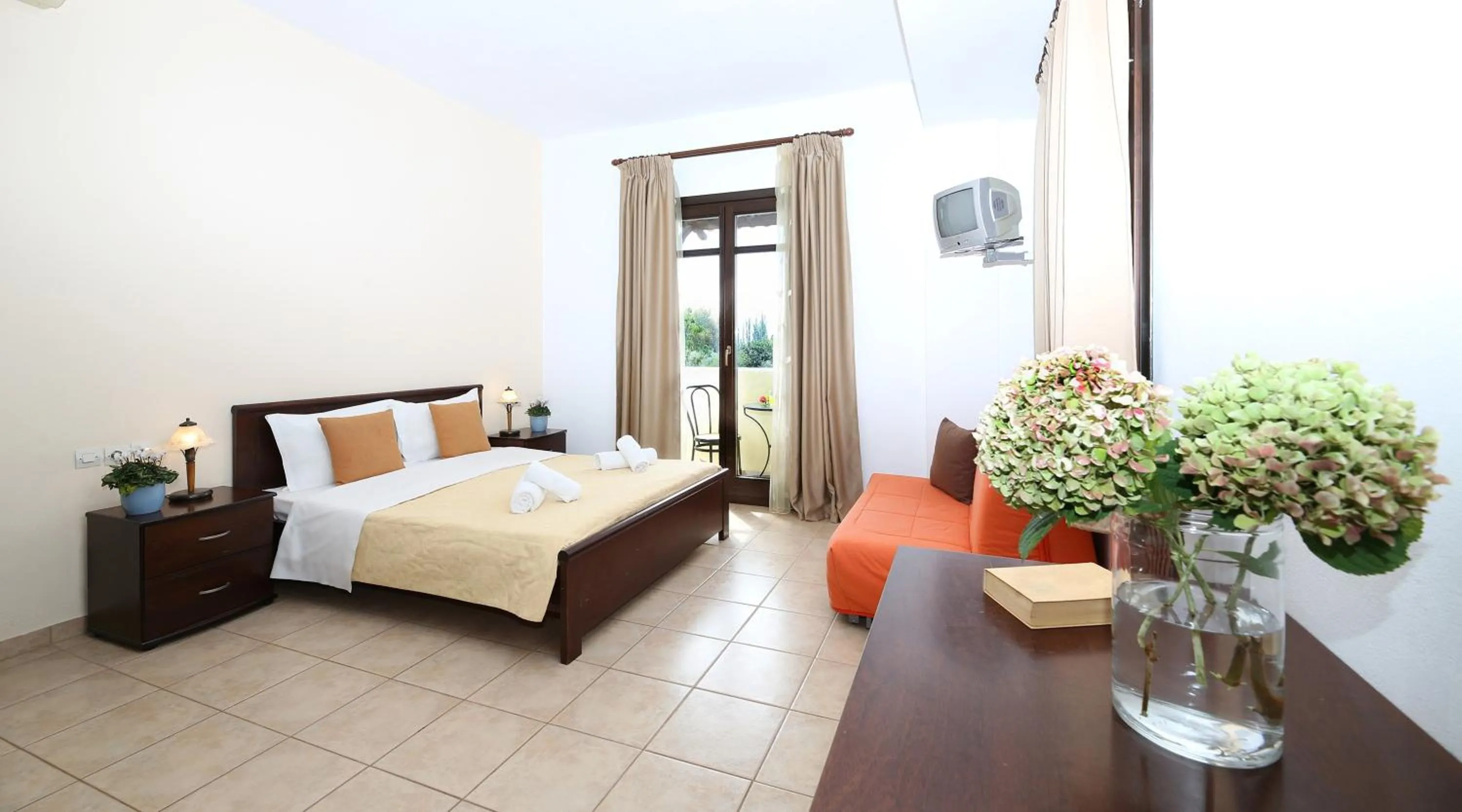 Bedroom, Bed in Palirria Hotel & Studios