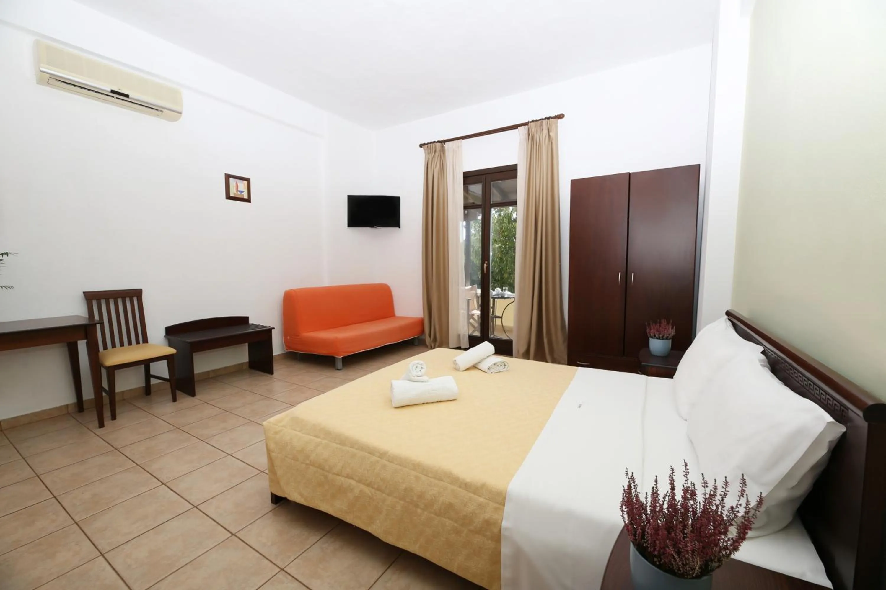 Bedroom, Bed in Palirria Hotel & Studios