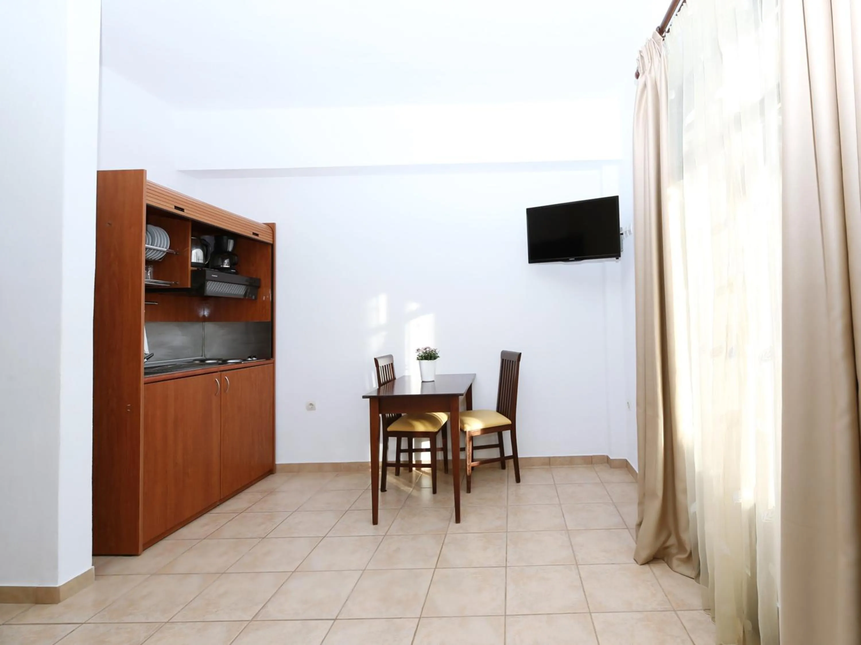 TV and multimedia in Palirria Hotel & Studios