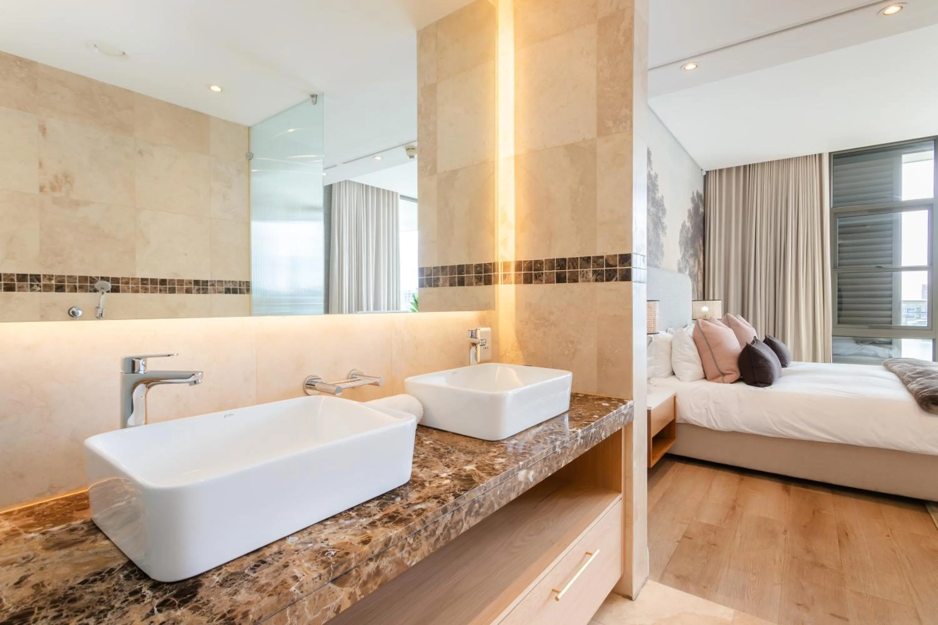 Bathroom, Bed in Mountain Marina Luxury Apartments
