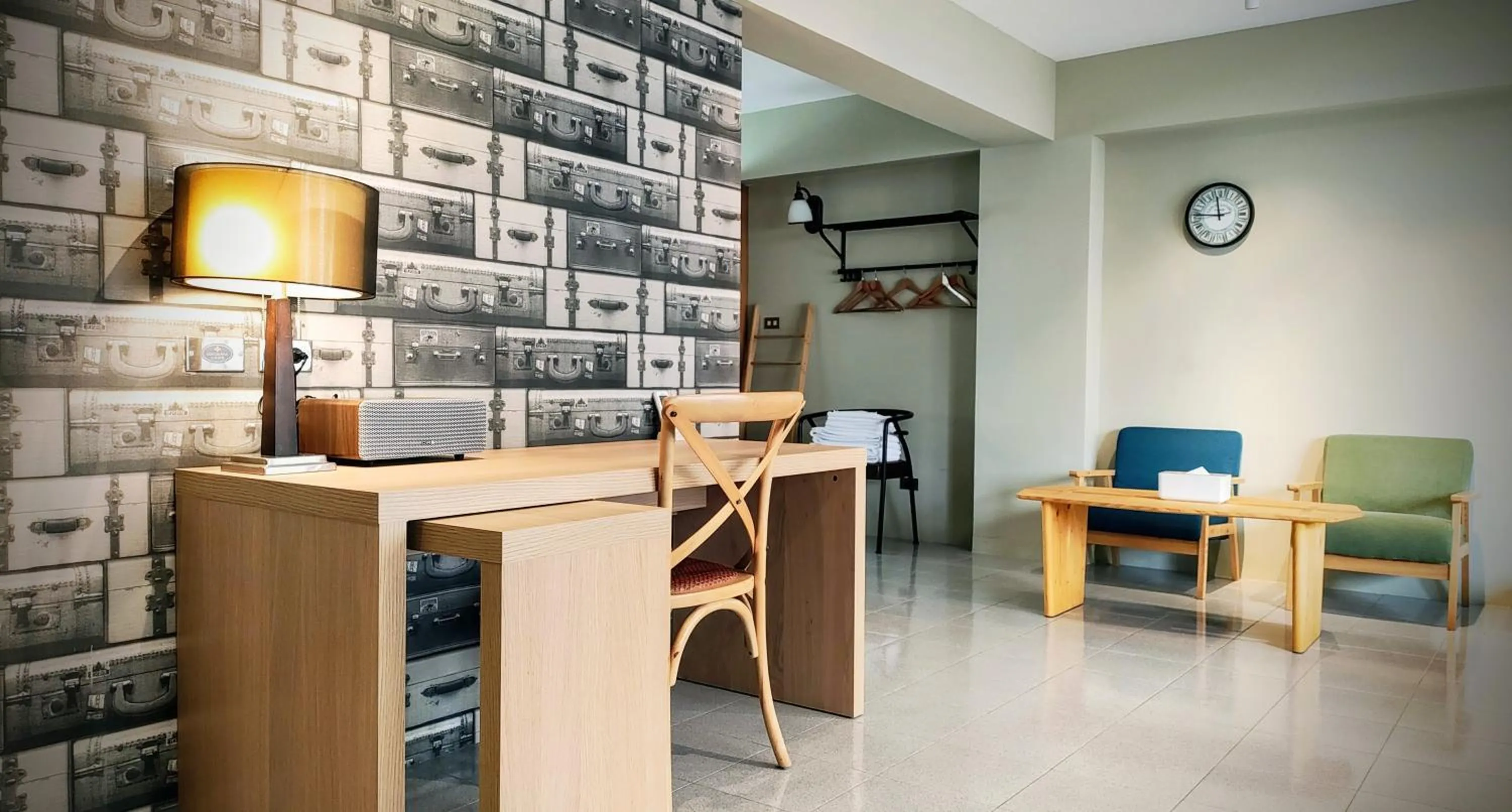 hair dresser, TV/Entertainment Center in Kokokara B&b