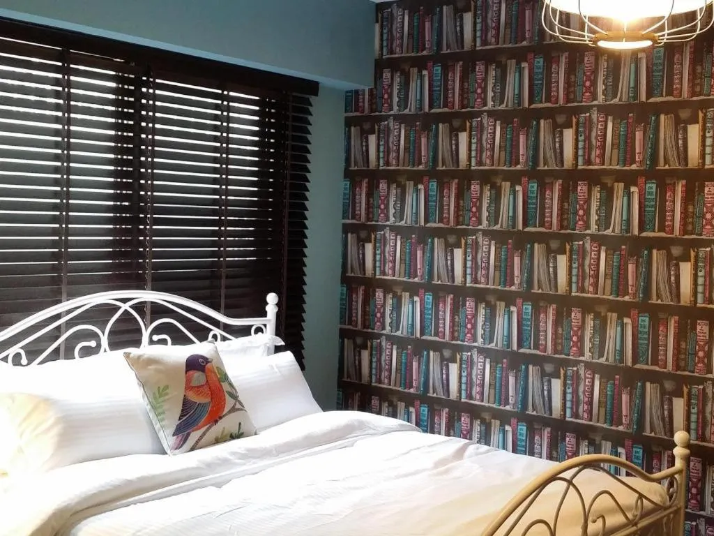Bed, Library in Kokokara B&b