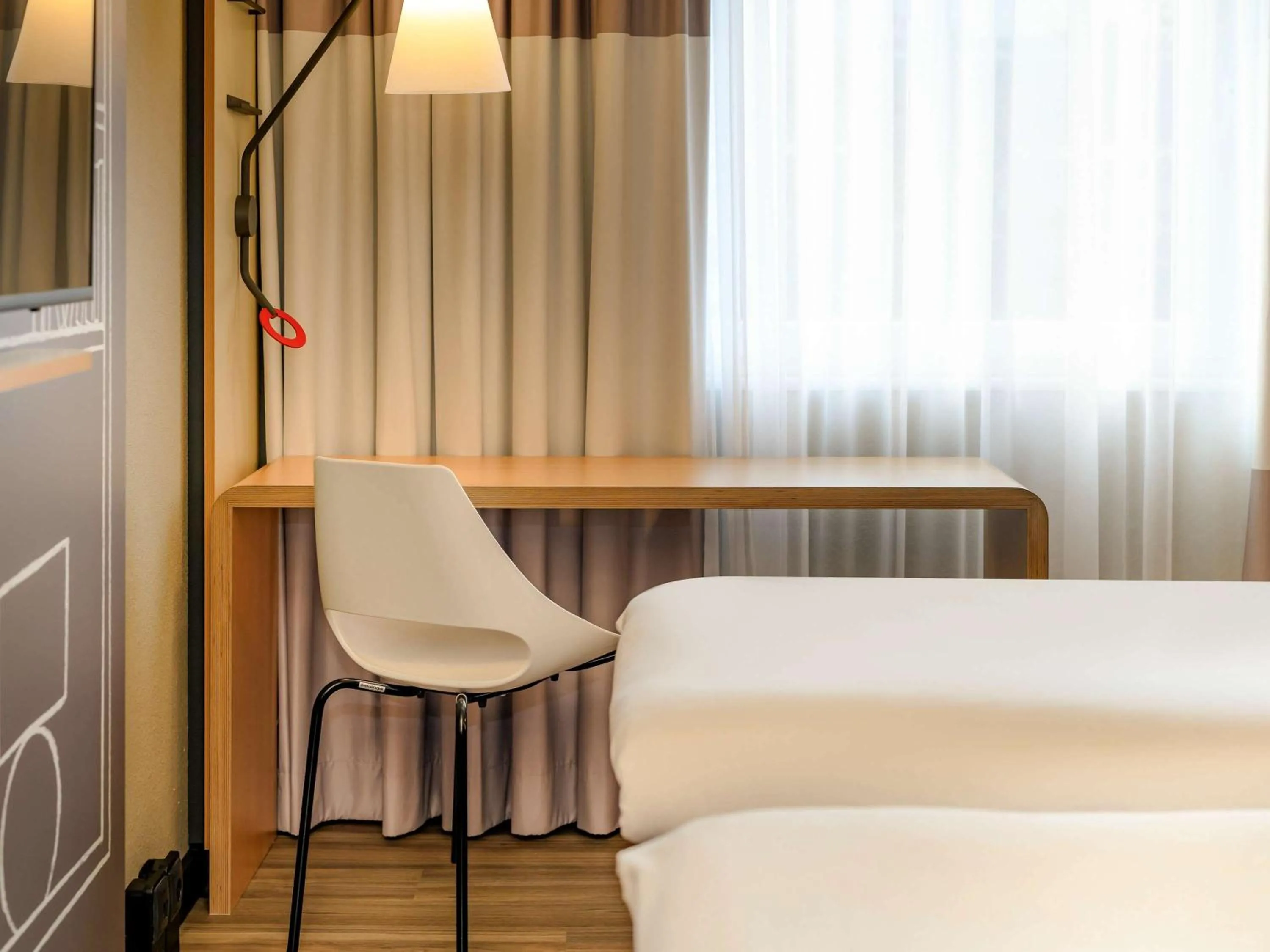 Photo of the whole room, Bed in ibis Mainz City