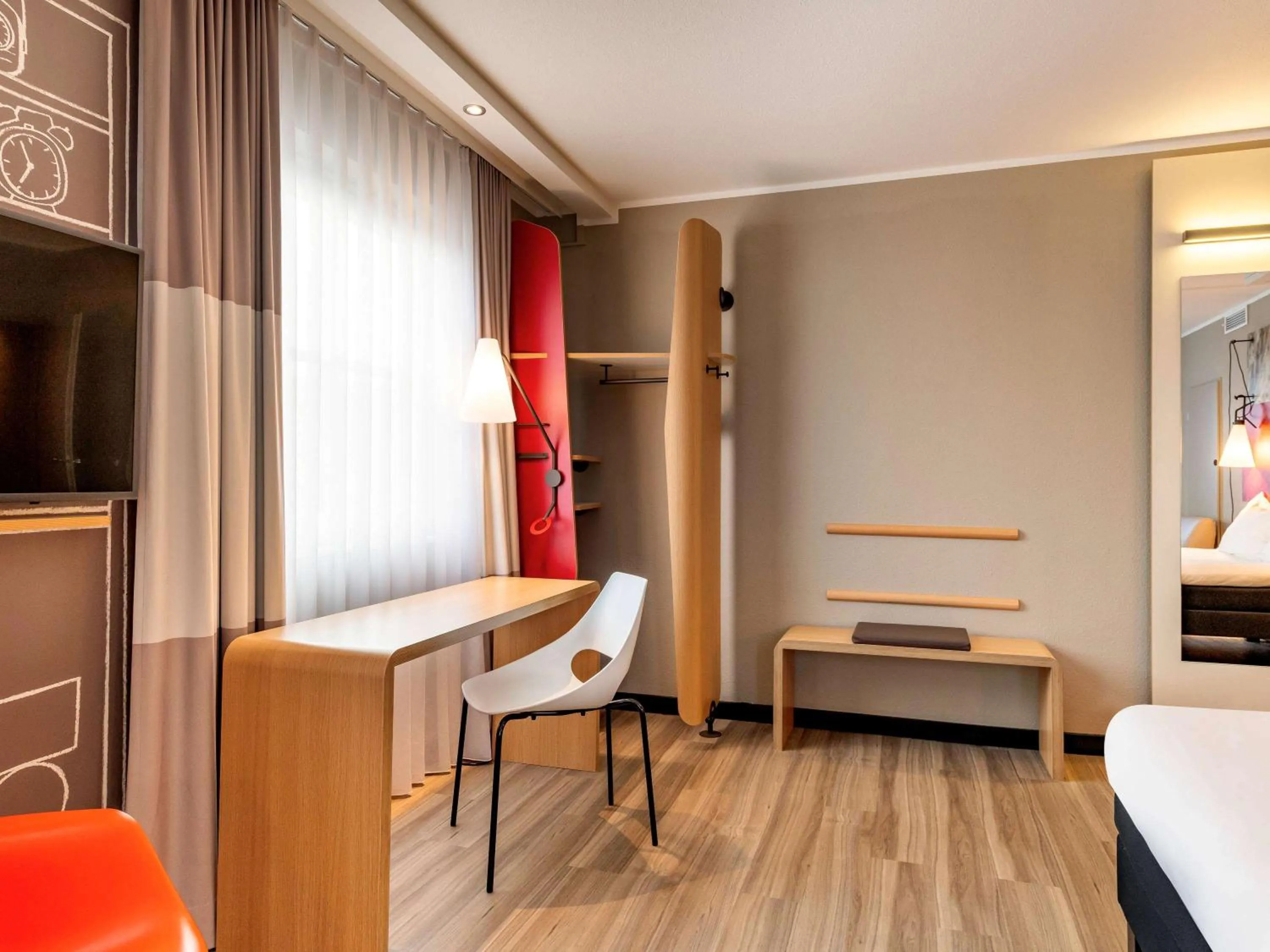 Photo of the whole room, Bed in ibis Mainz City