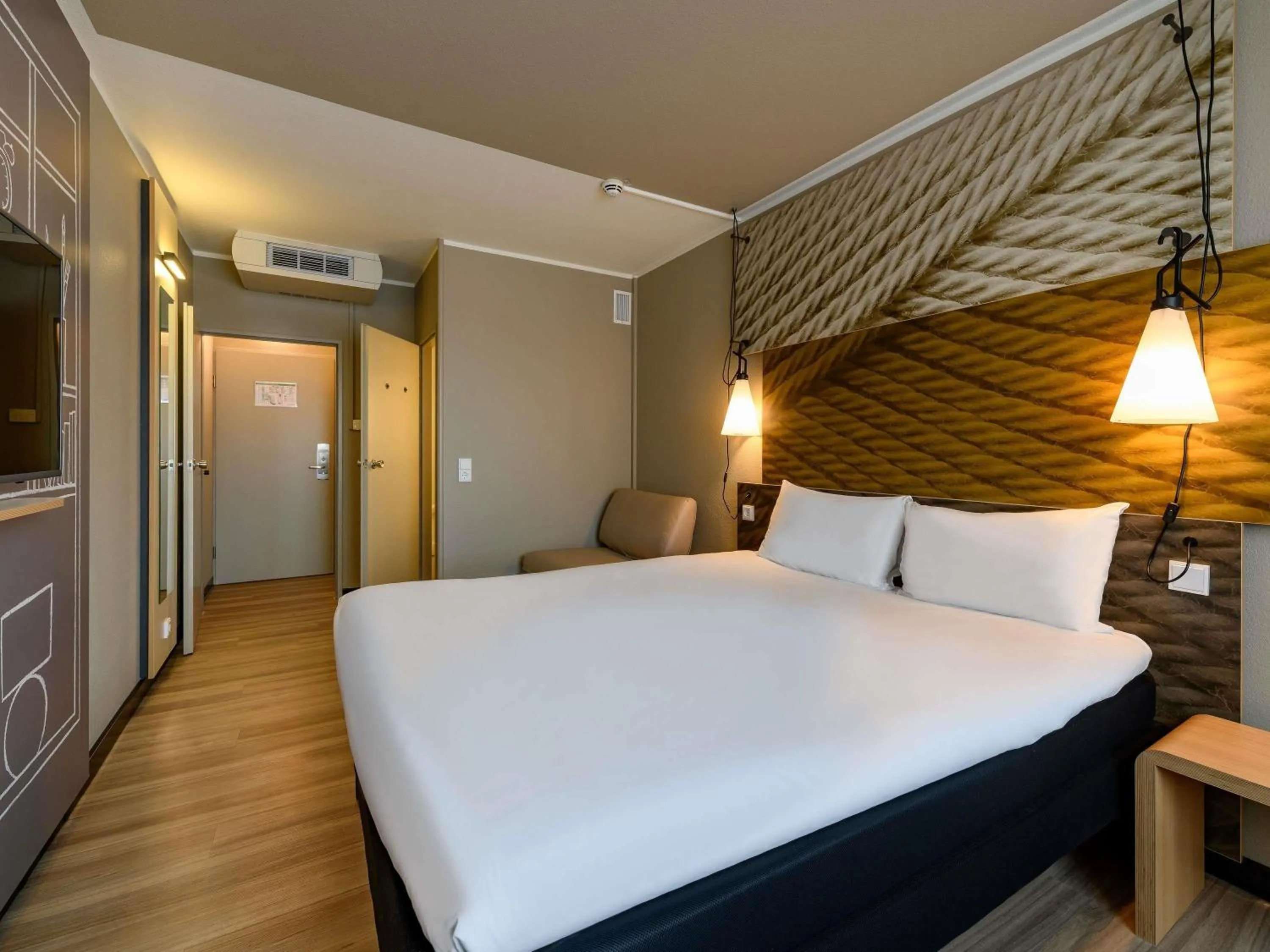 Bedroom, Bed in ibis Mainz City