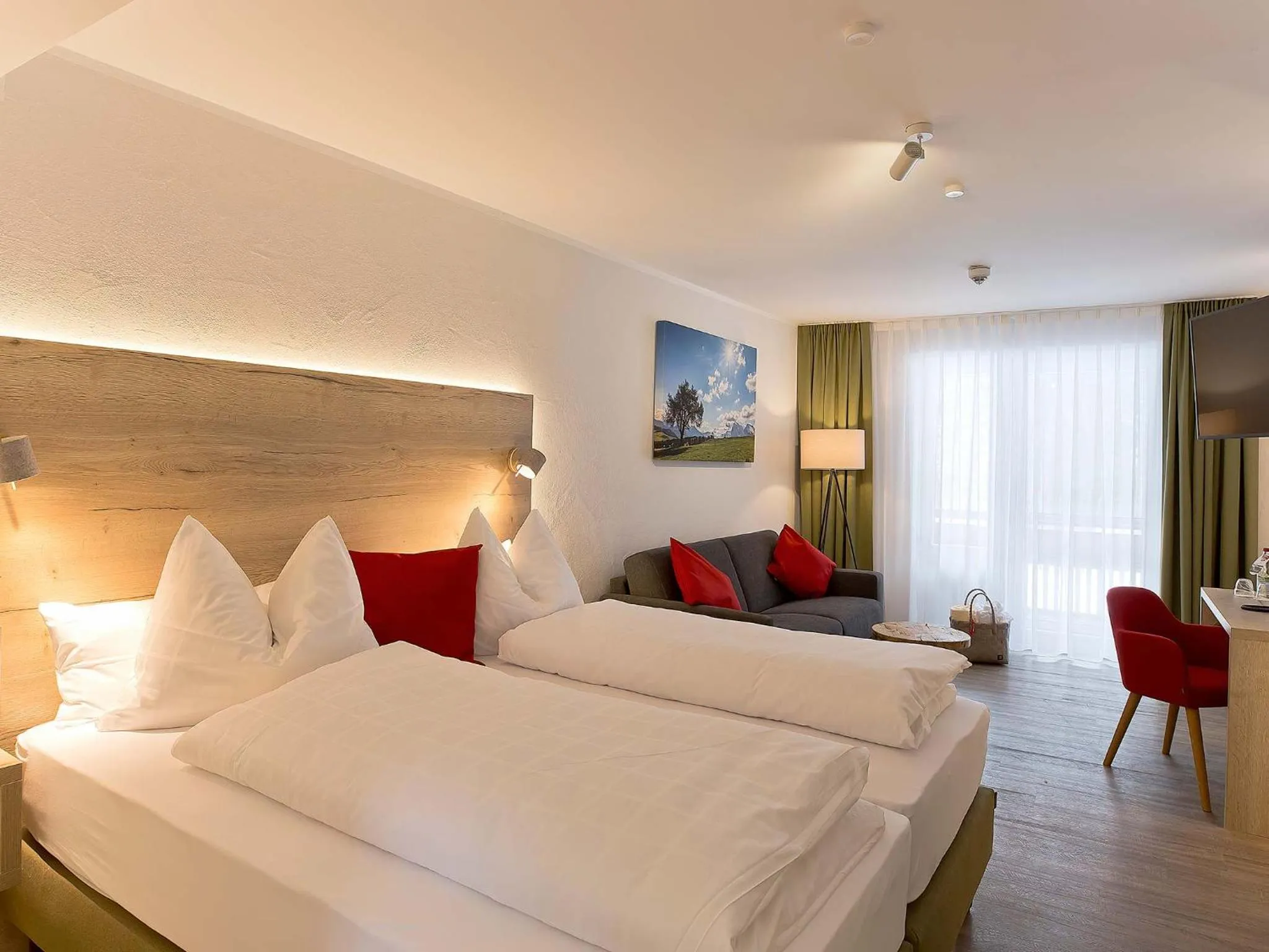 Photo of the whole room, Bed in Elements Hotel Christlessee