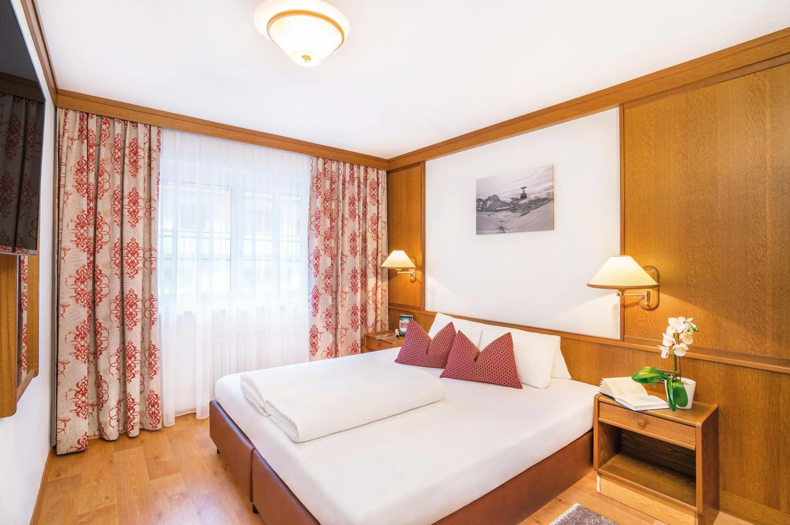 Bedroom, Bed in Hotel Garni Chasa Sulai
