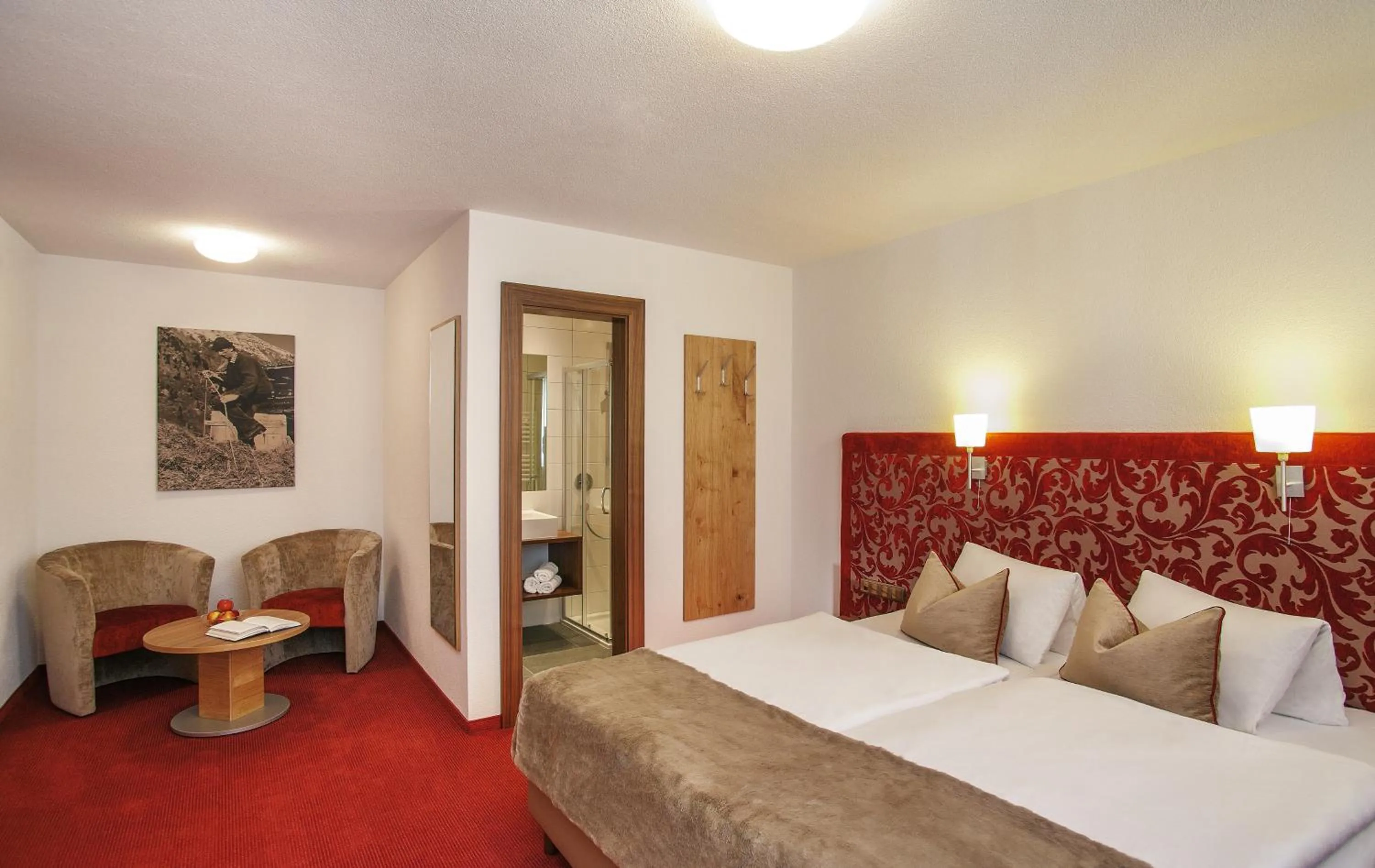 Photo of the whole room, Bed in Hotel Garni Chasa Sulai