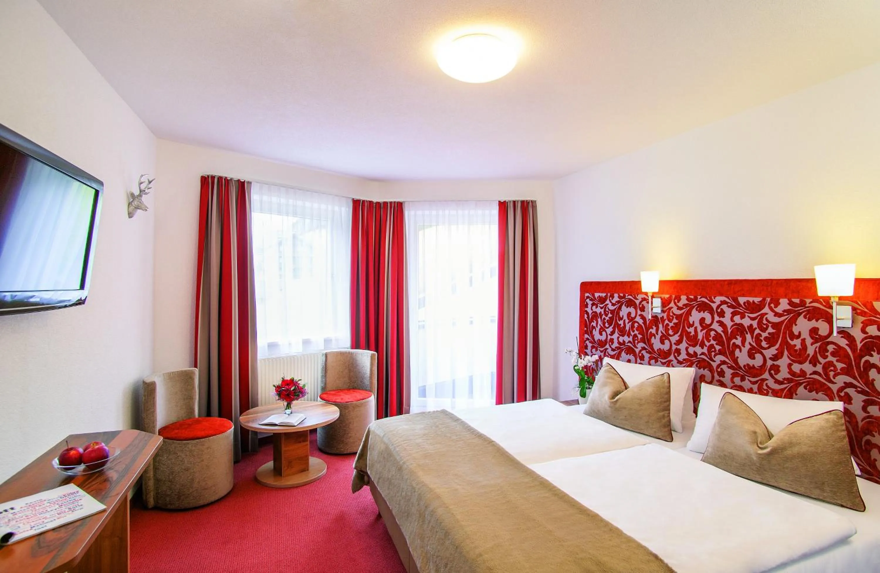 Bedroom, Bed in Hotel Garni Chasa Sulai