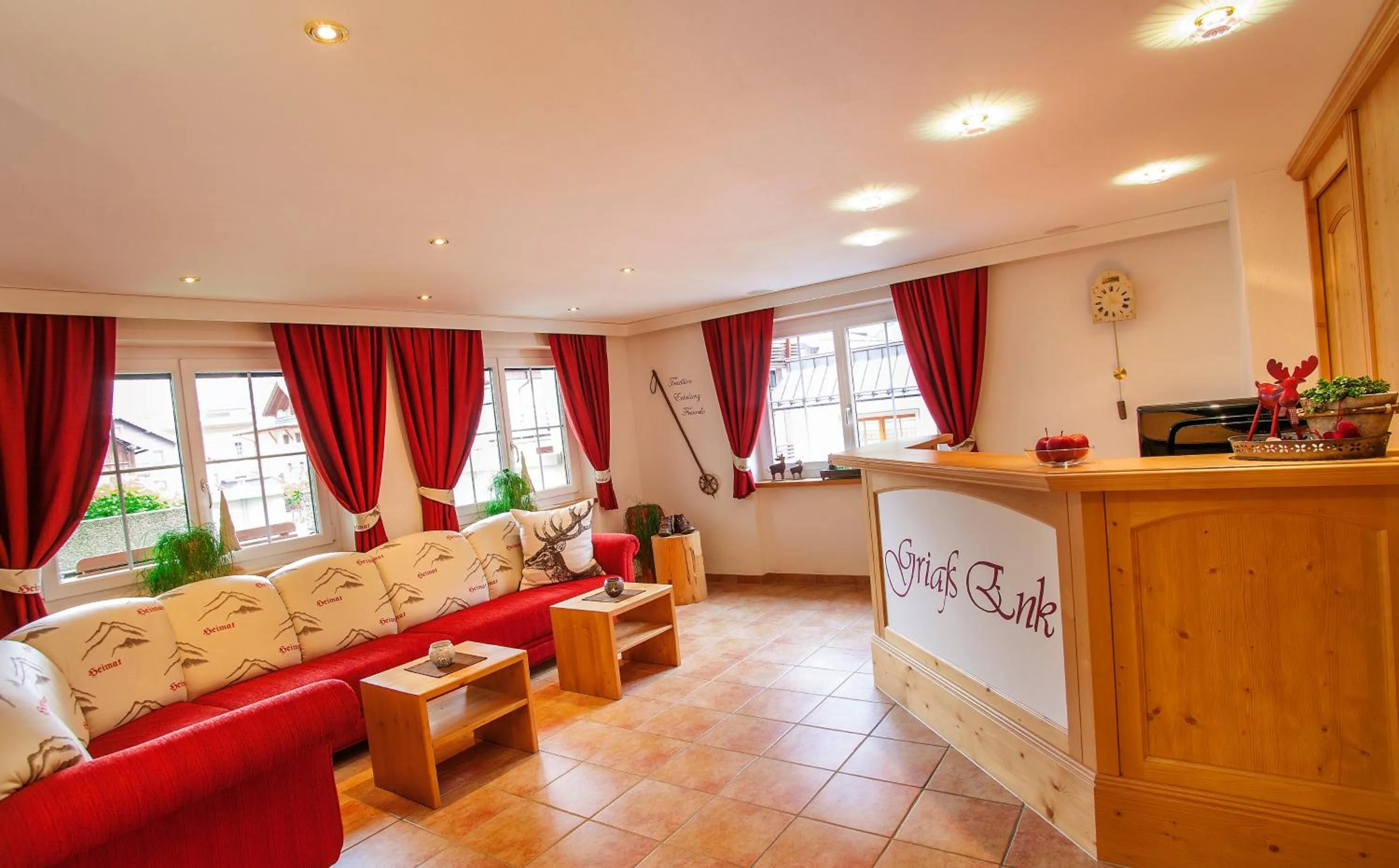 Lobby or reception in Hotel Garni Chasa Sulai