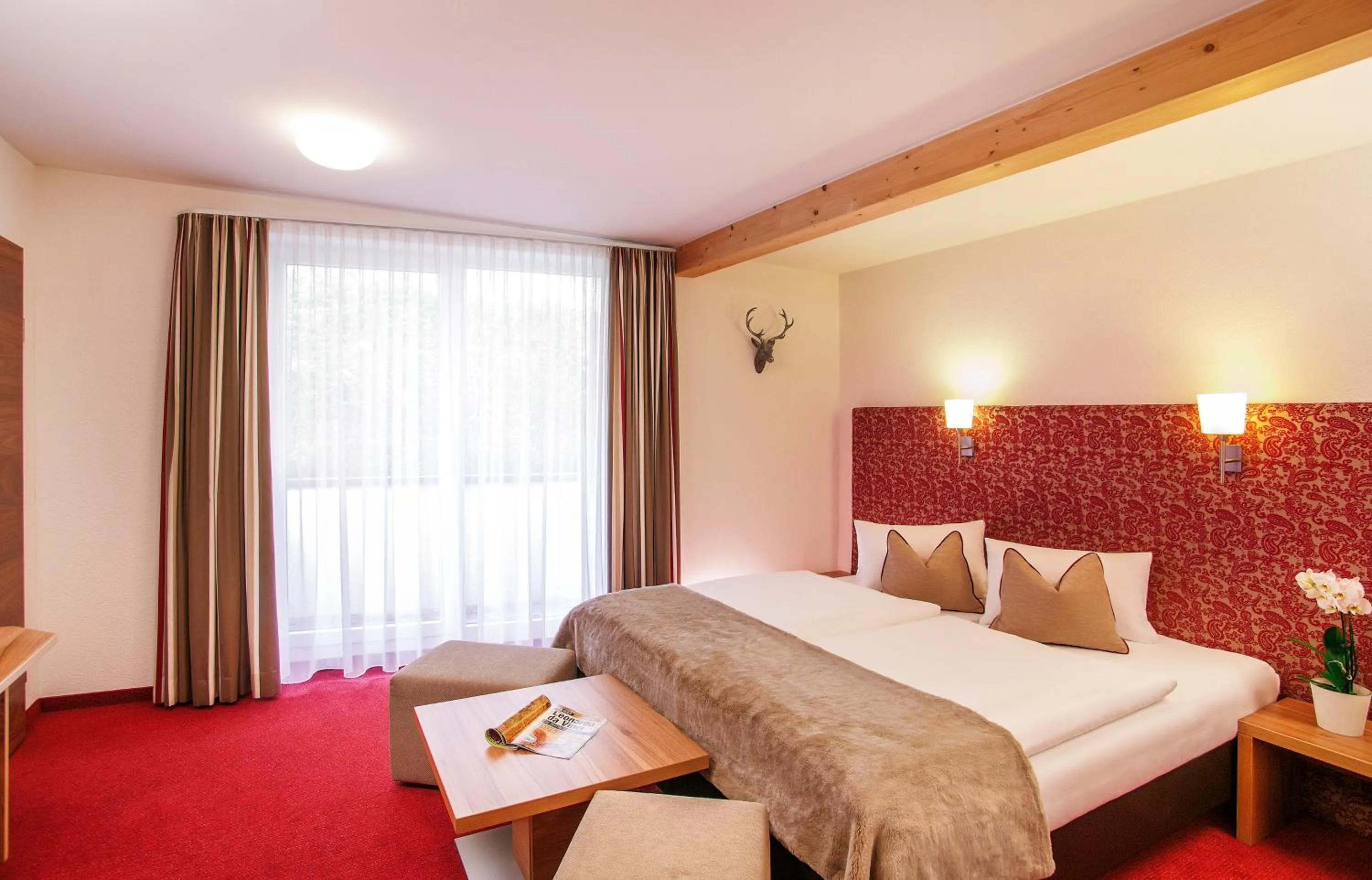Bed in Hotel Garni Chasa Sulai