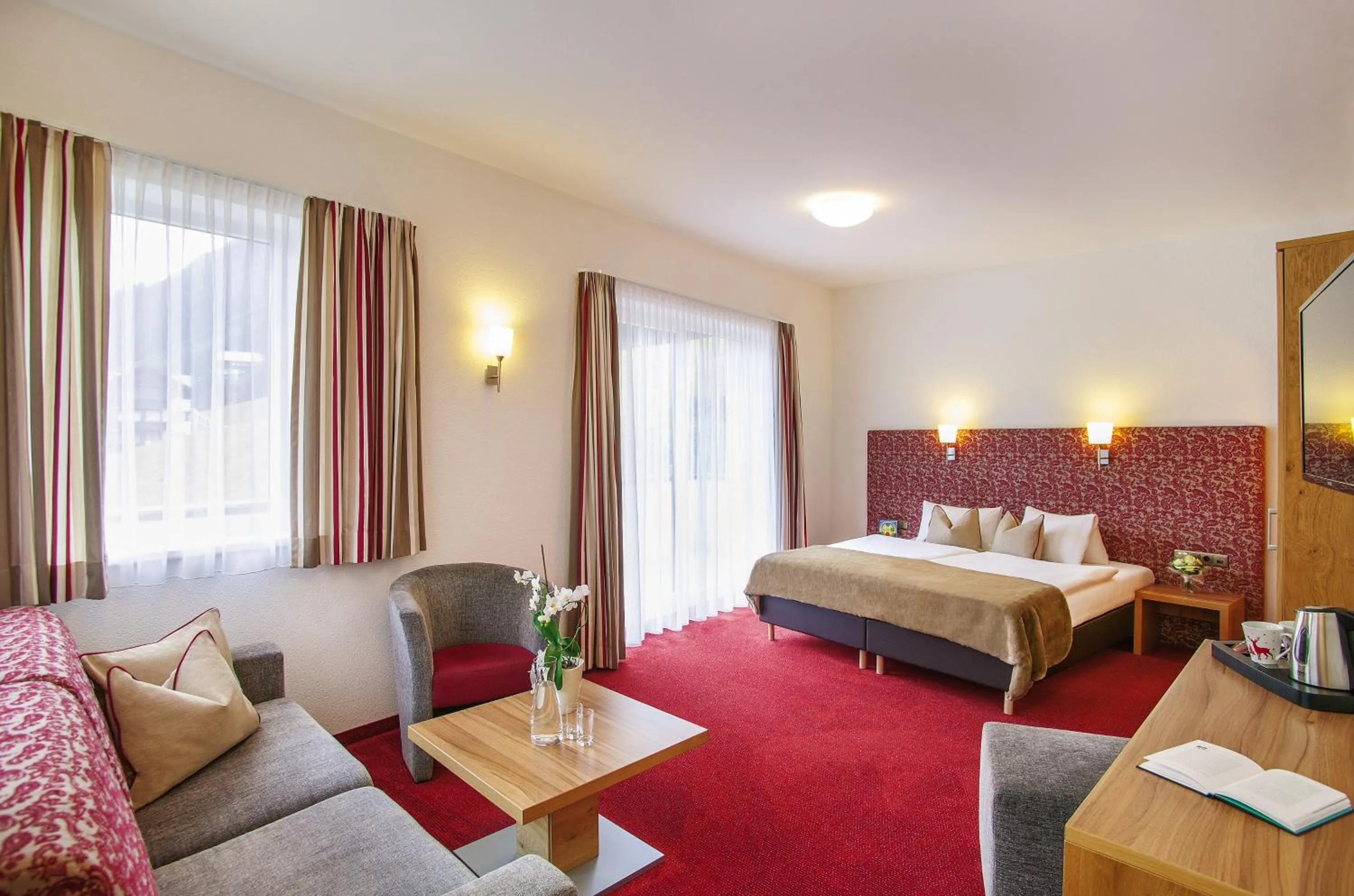 Bedroom, Bed in Hotel Garni Chasa Sulai