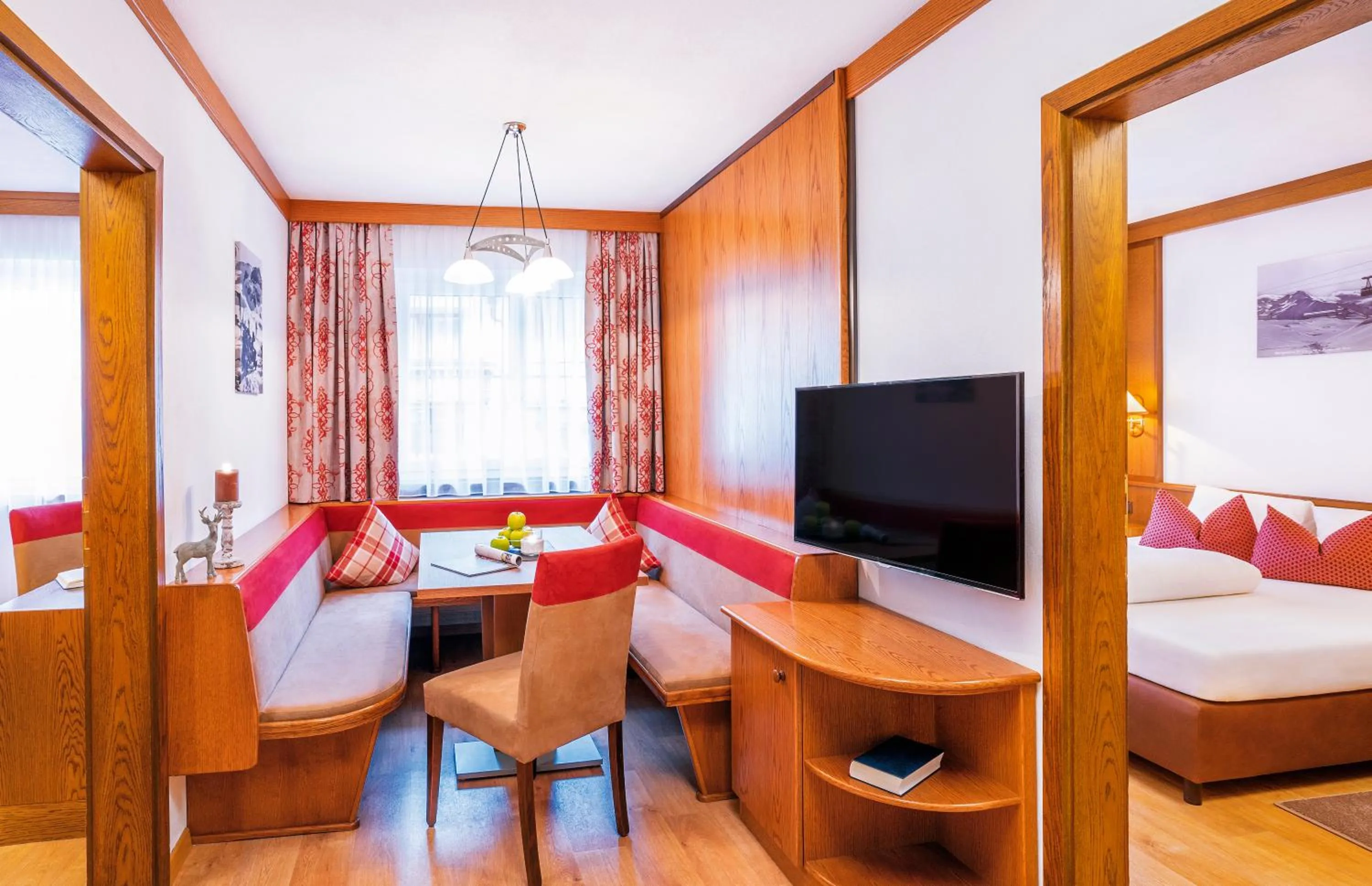 Dining area, Bed in Hotel Garni Chasa Sulai