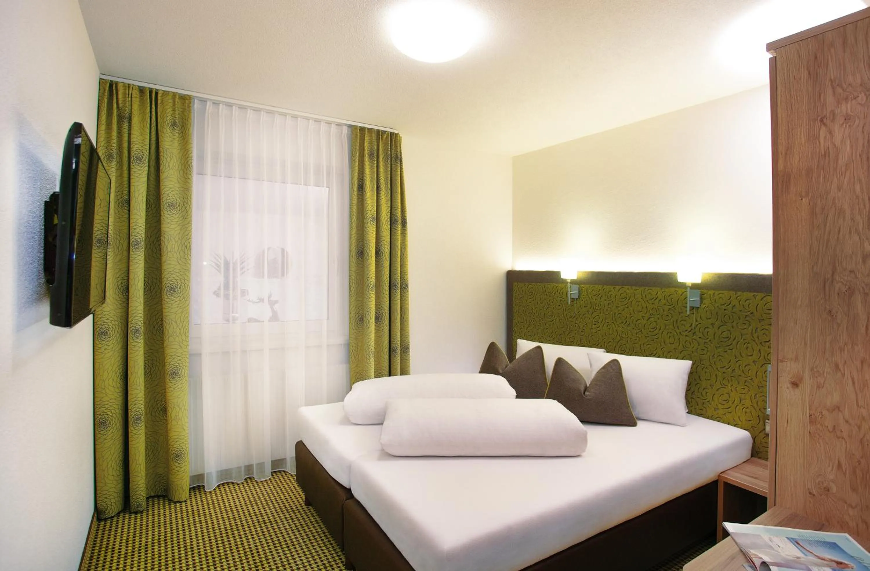 Bedroom, Bed in Hotel Garni Chasa Sulai