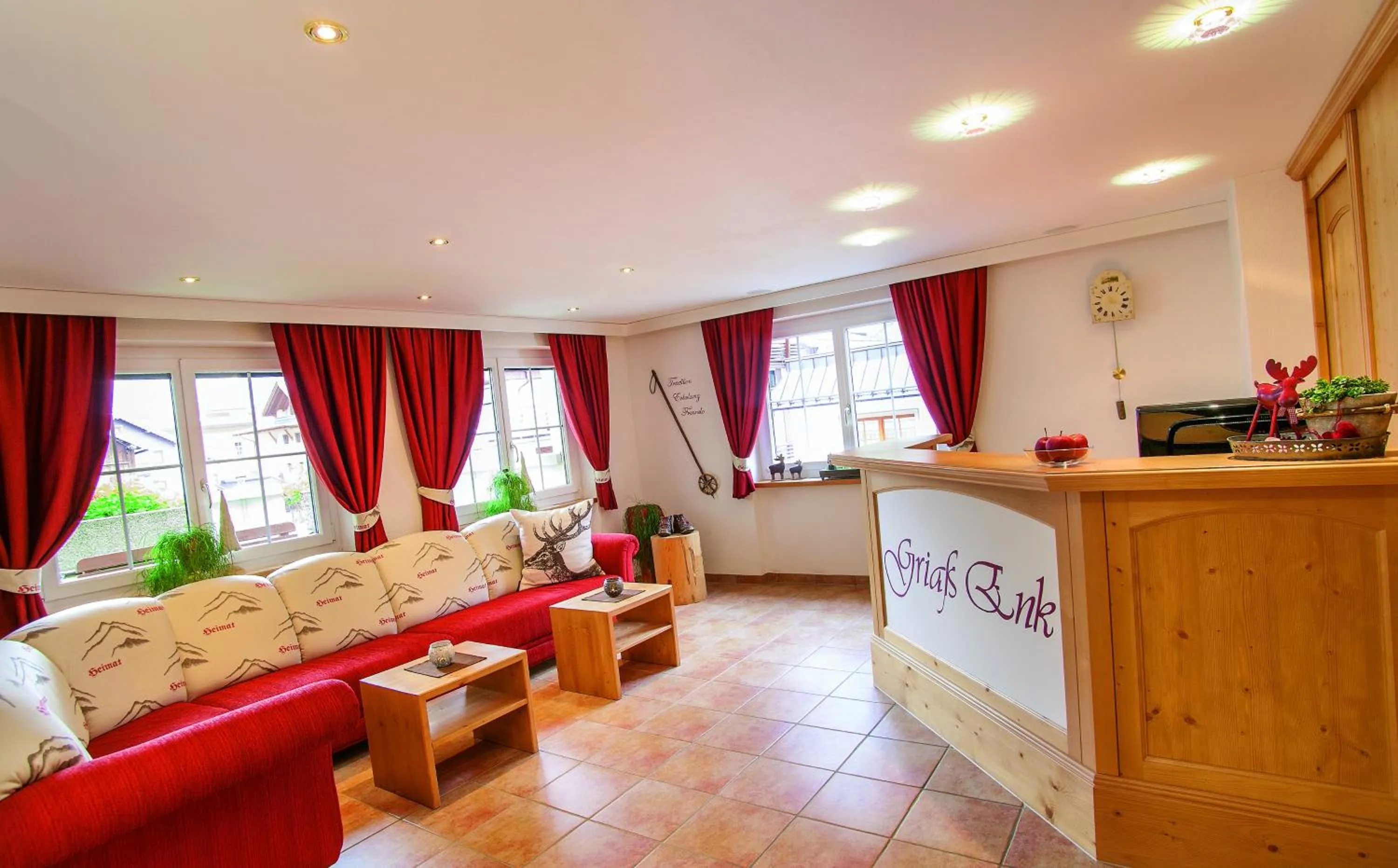 Lobby or reception in Hotel Garni Chasa Sulai