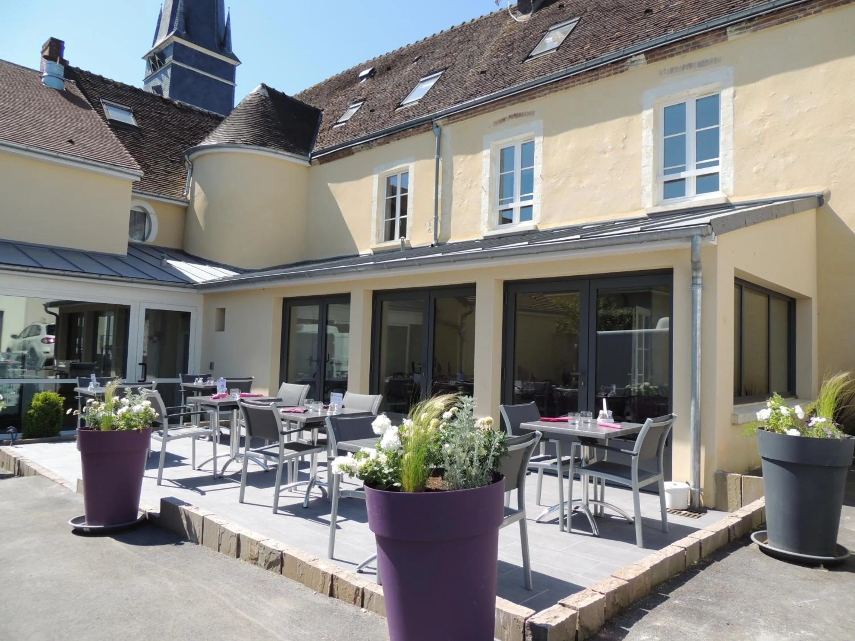 Facade/entrance in Logis hôtel restaurant Auberge de la Cloche