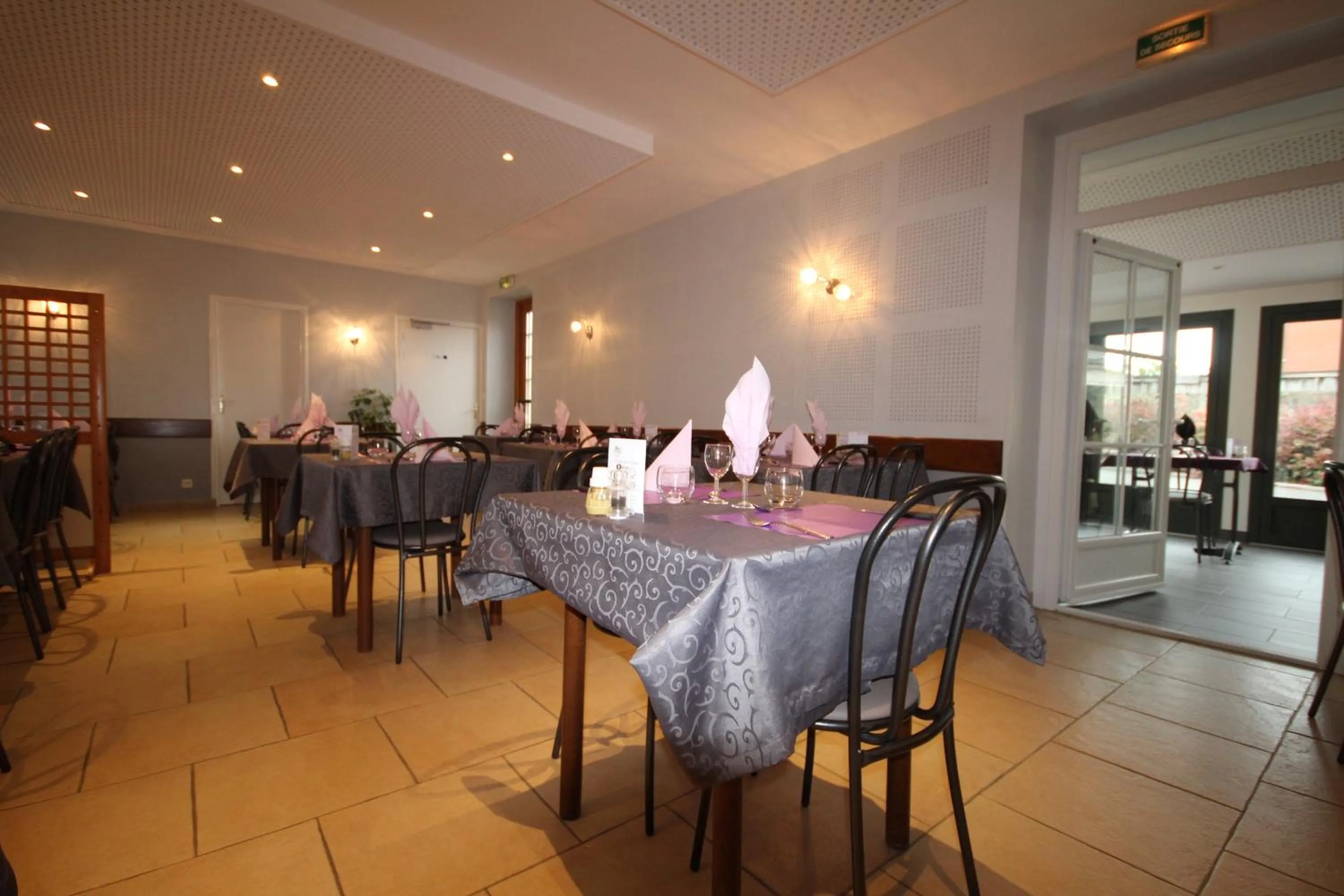 Restaurant/places to eat in Logis hôtel restaurant Auberge de la Cloche