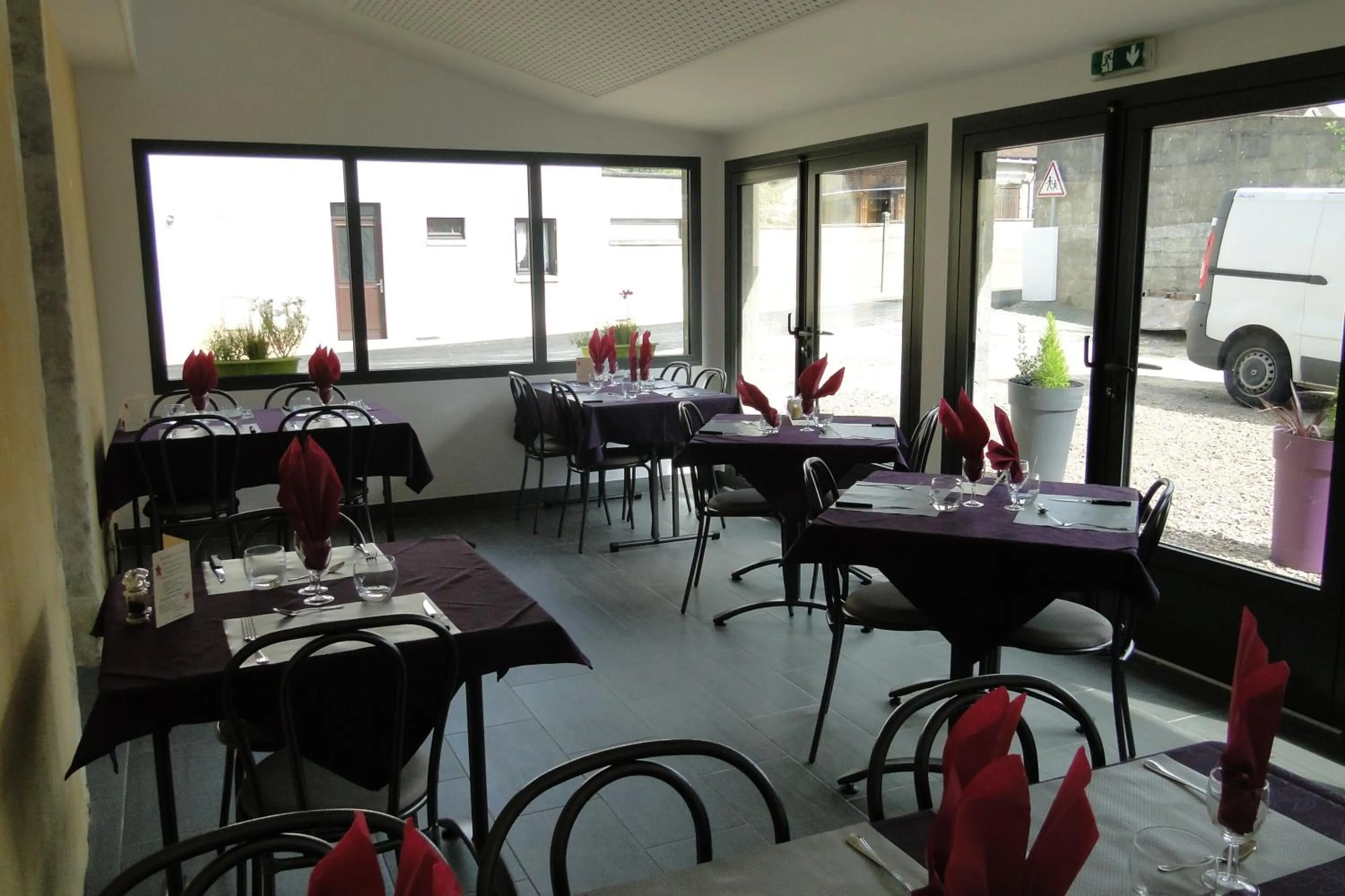 Dining area in Logis hôtel restaurant Auberge de la Cloche