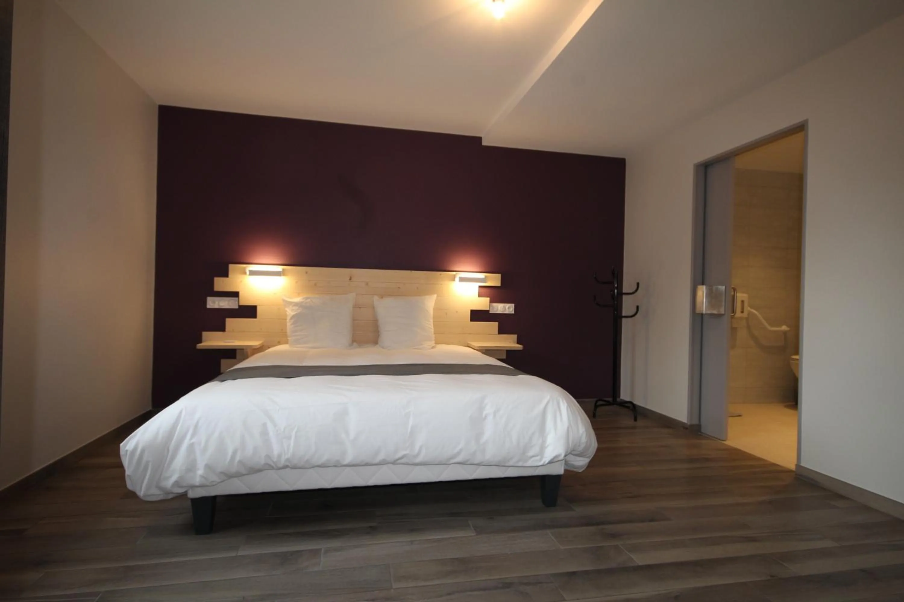 Bedroom, Bed in Logis hôtel restaurant Auberge de la Cloche