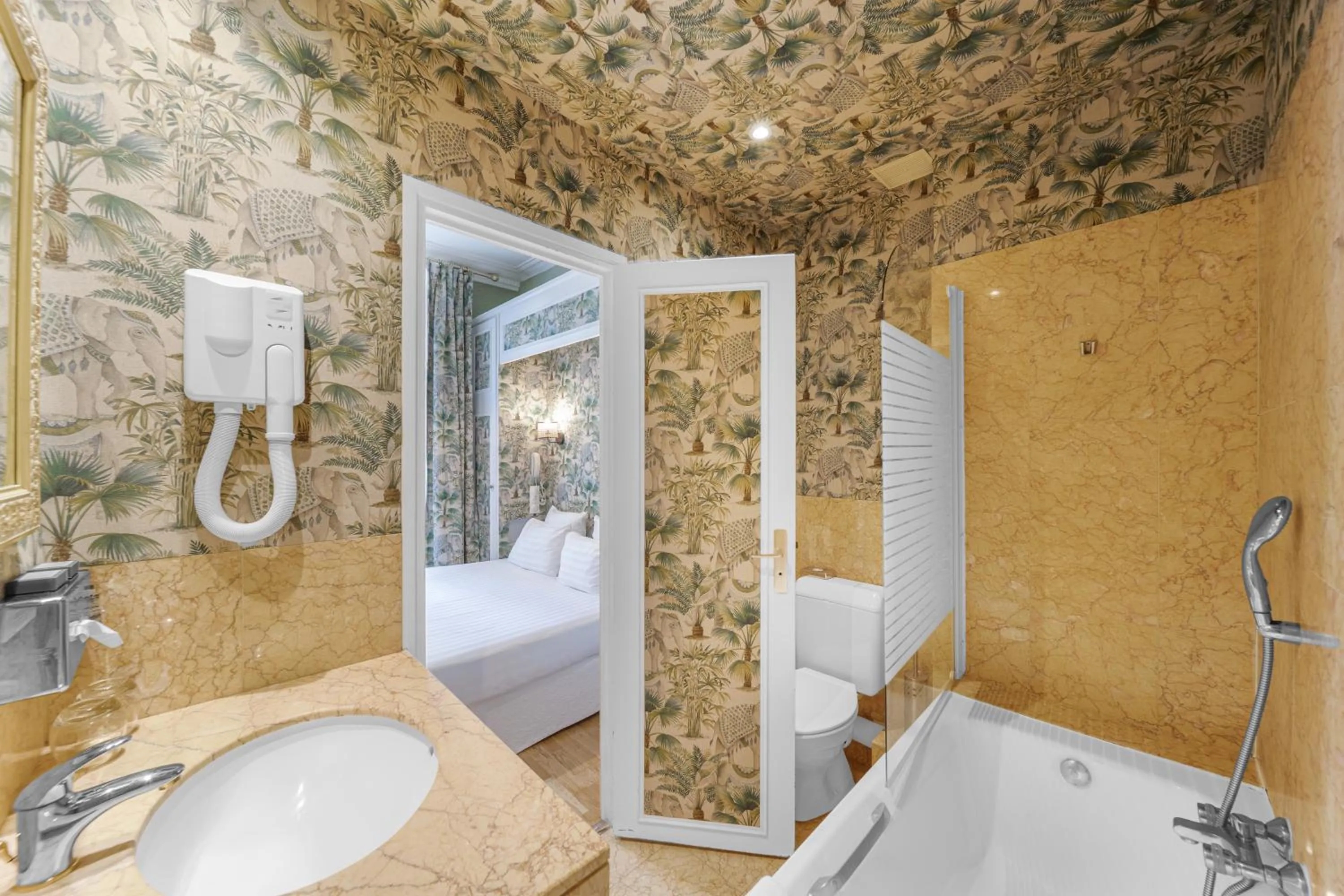 Bathroom in Hotel de la Bretonnerie