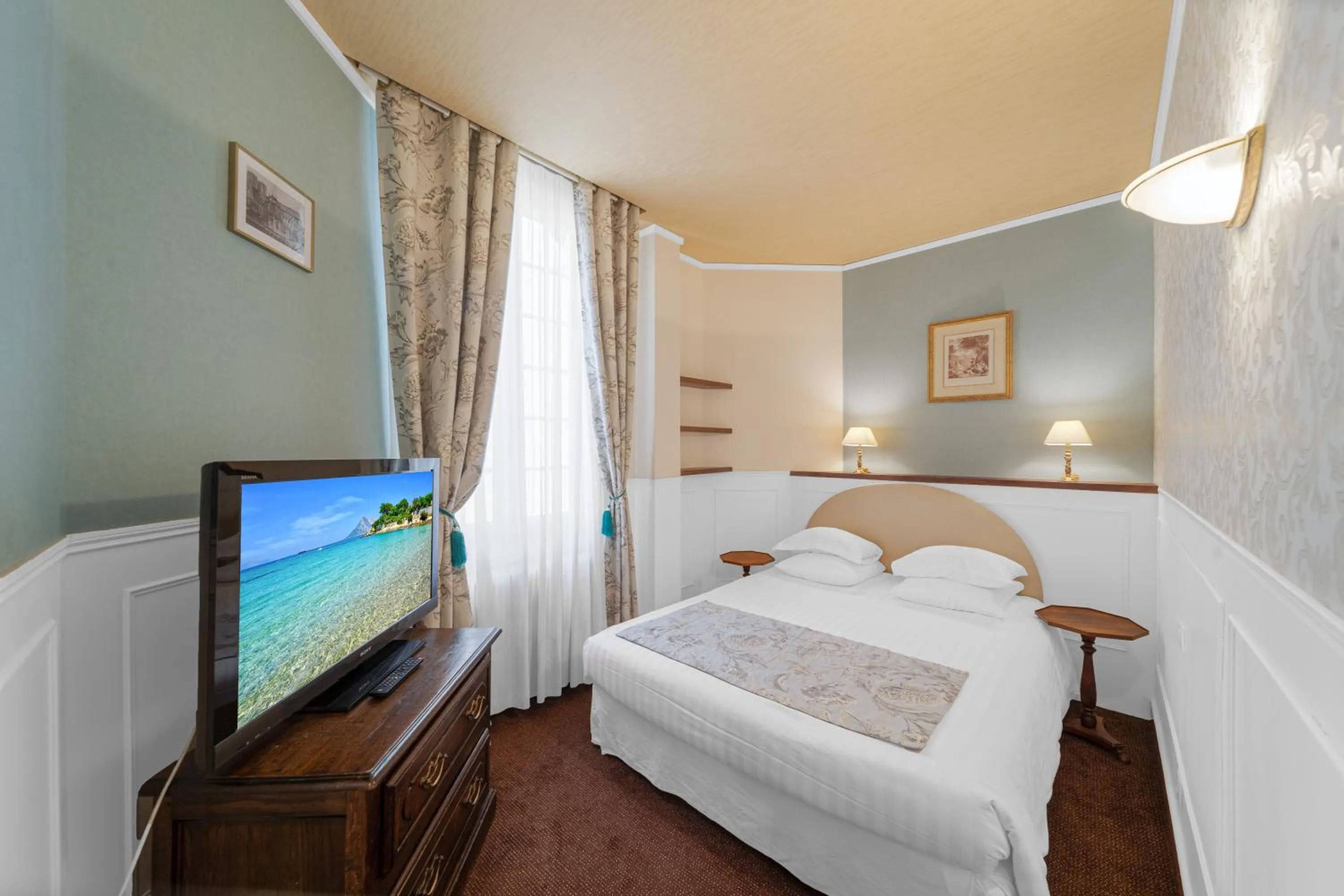 Bedroom, Bed in Hotel de la Bretonnerie