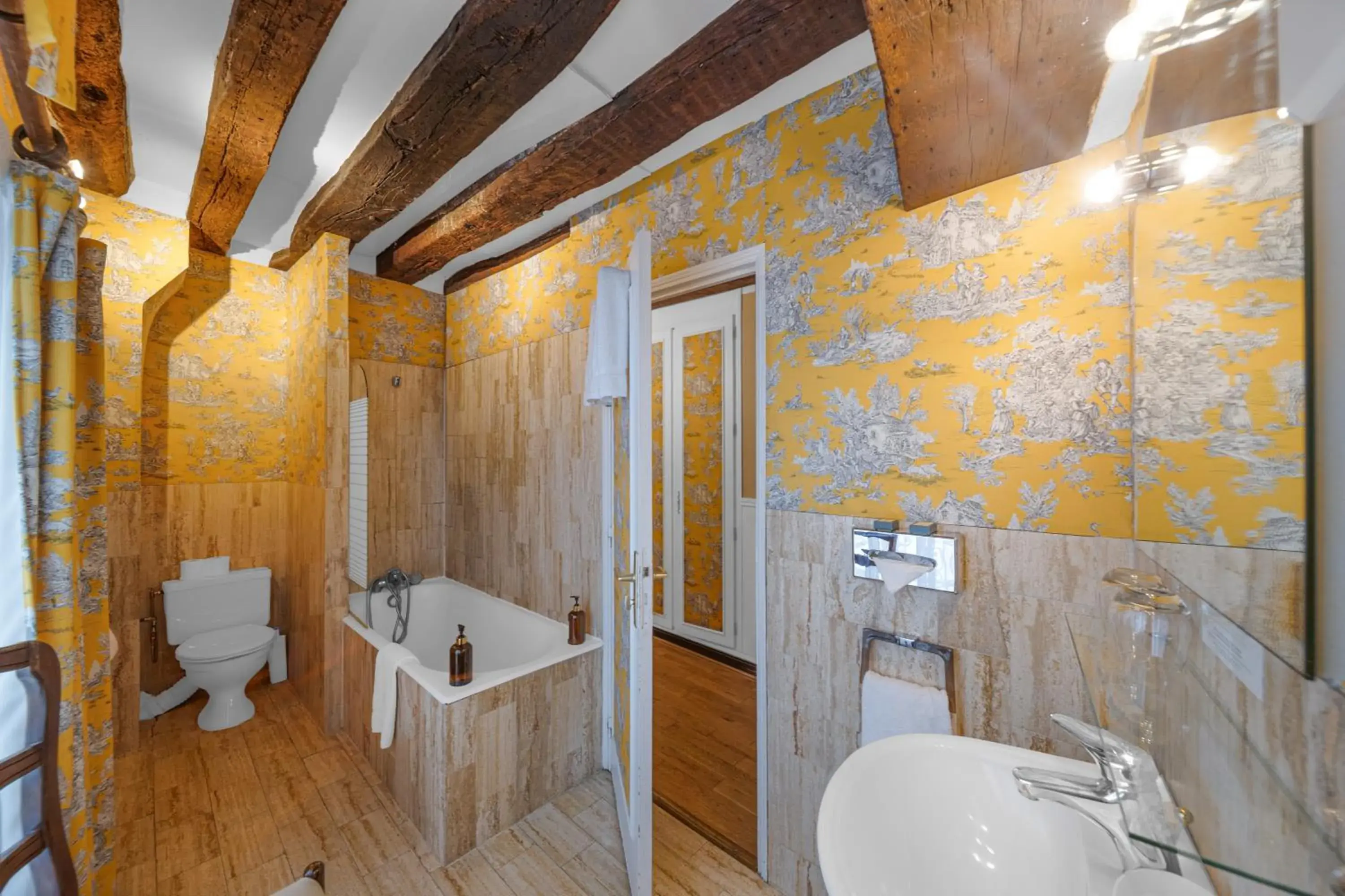 Charming Superior in Hotel de la Bretonnerie Charming Superior in Hotel de la Bretonnerie