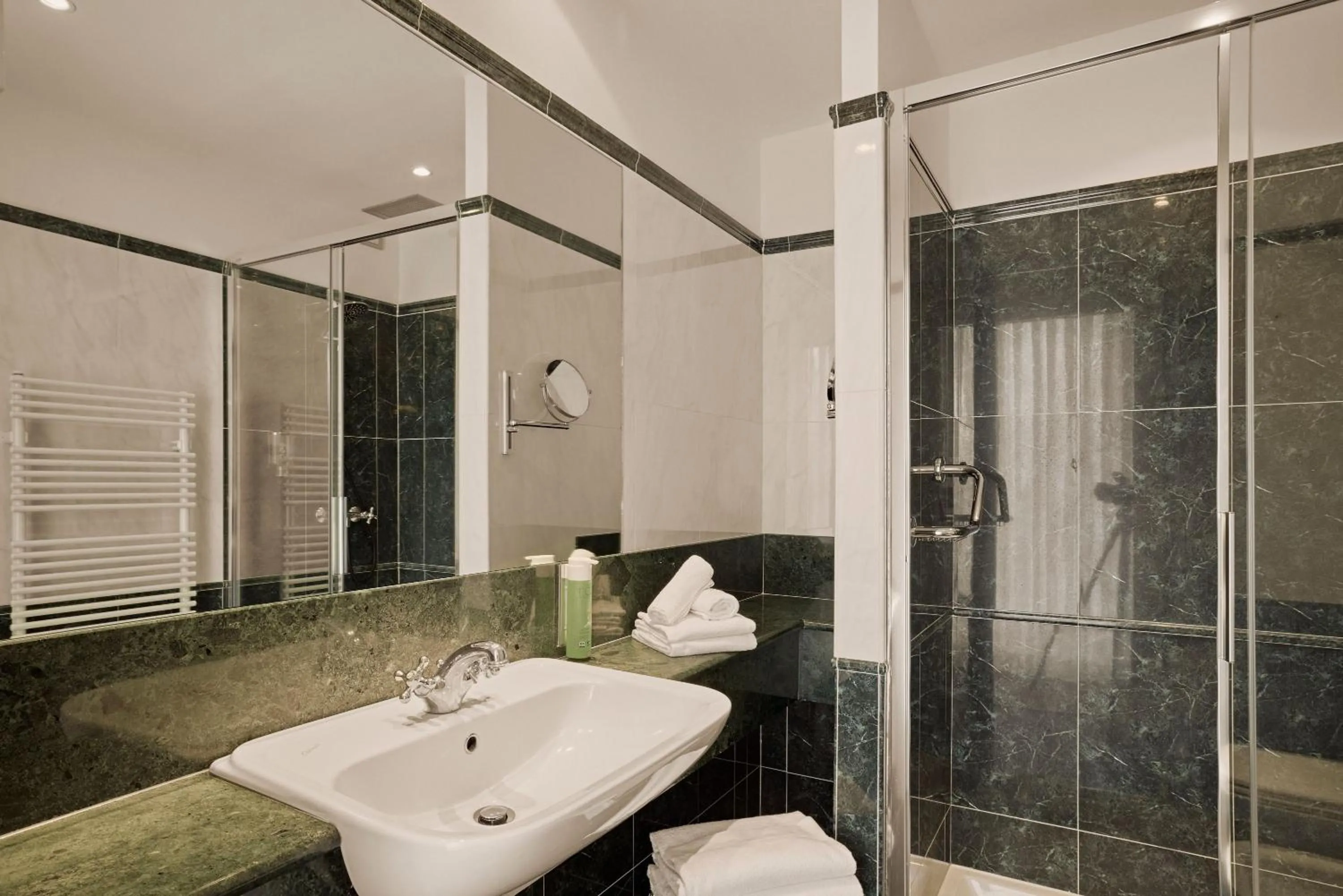 Shower in Hotel Le Mura