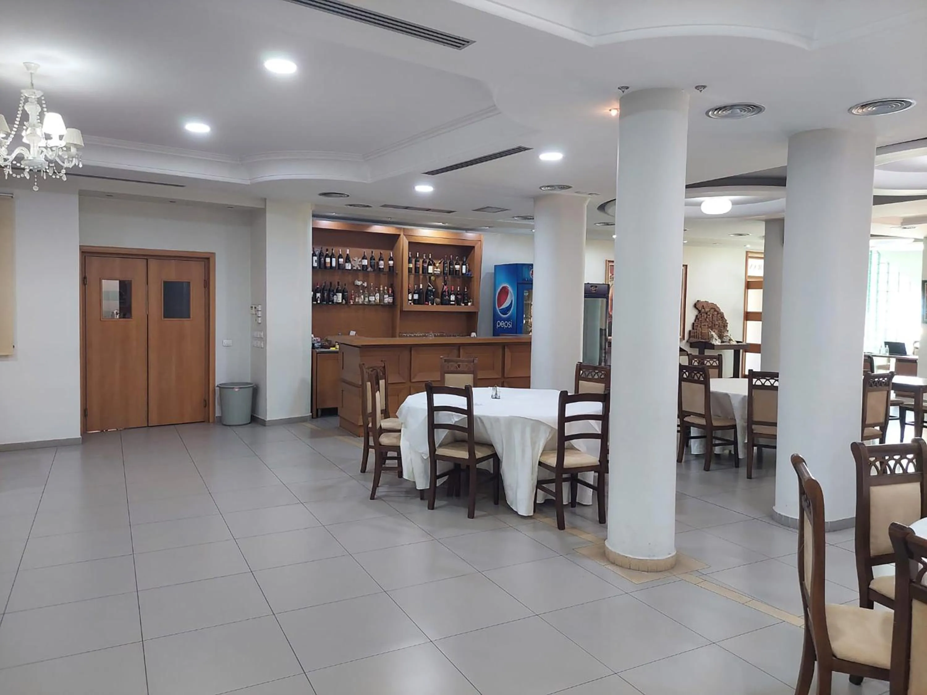 Restaurant/places to eat in Hotel Green