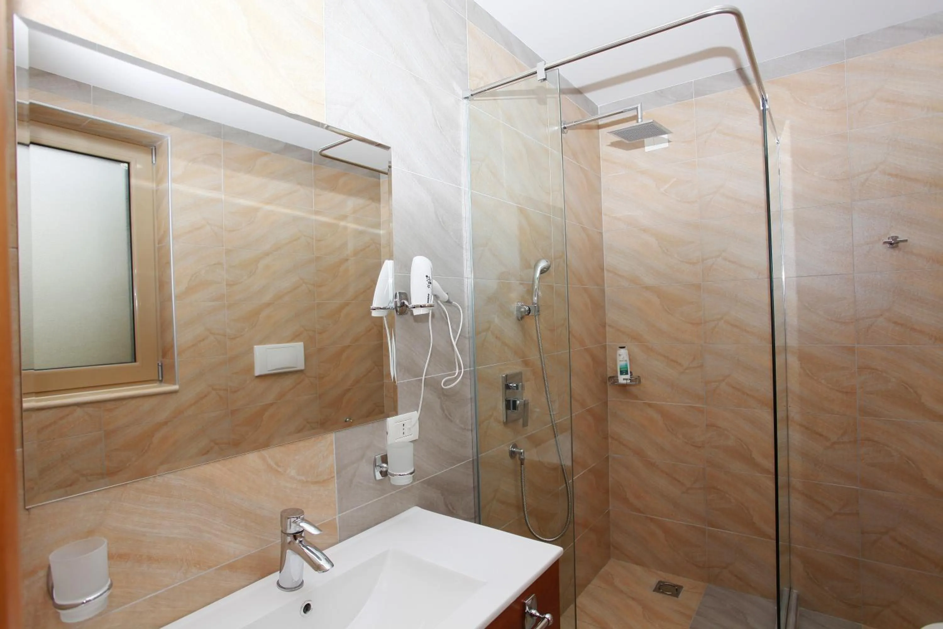 Shower in Hotel Green