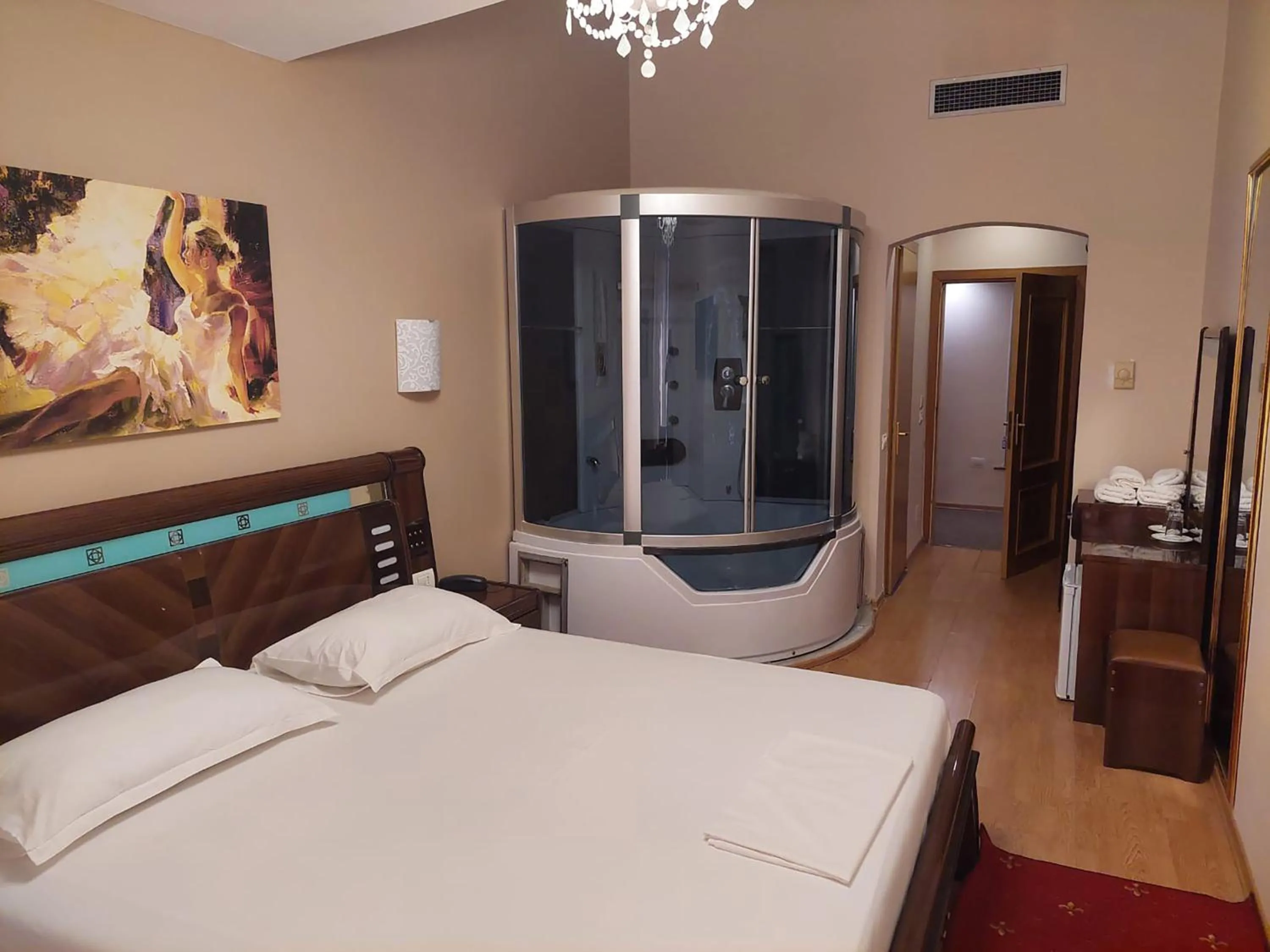 Photo of the whole room, Bed in Hotel Green