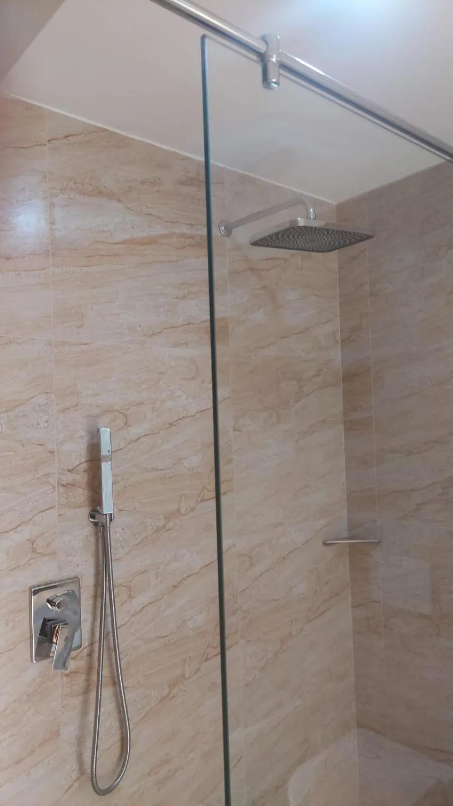 Shower in Hotel Green