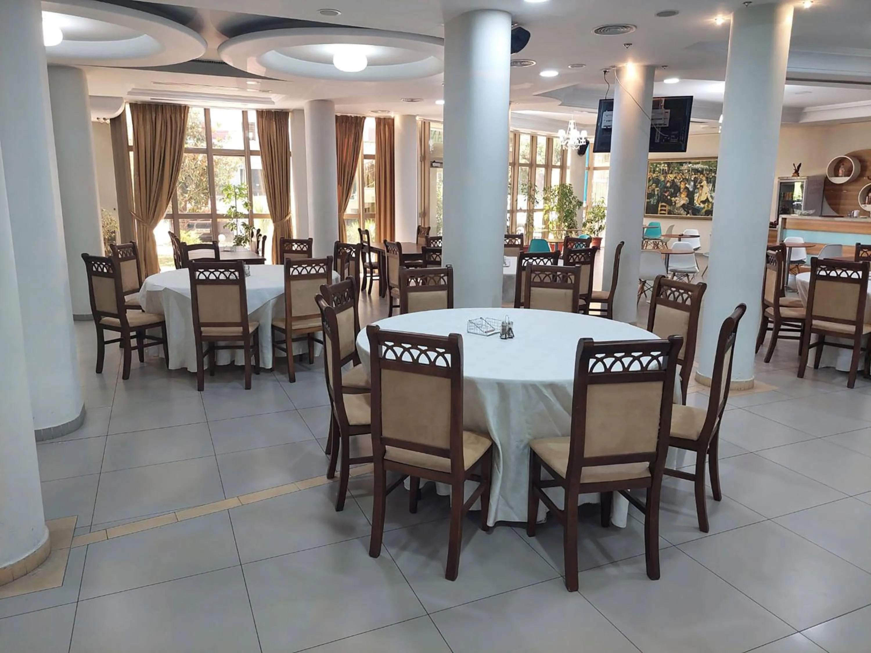 Restaurant/places to eat in Hotel Green